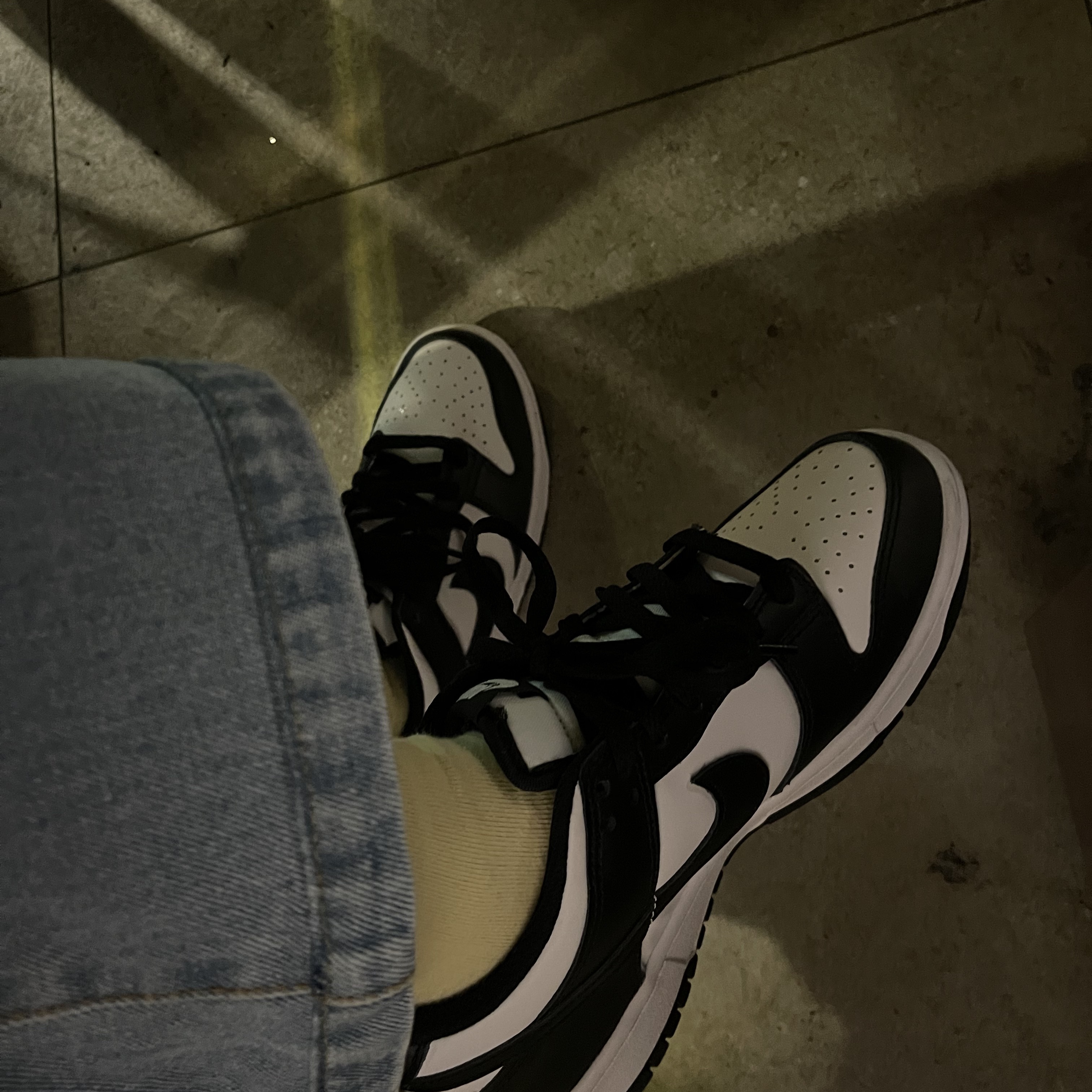 (GS) Nike Dunk Low Black 착용 스타일 - 1