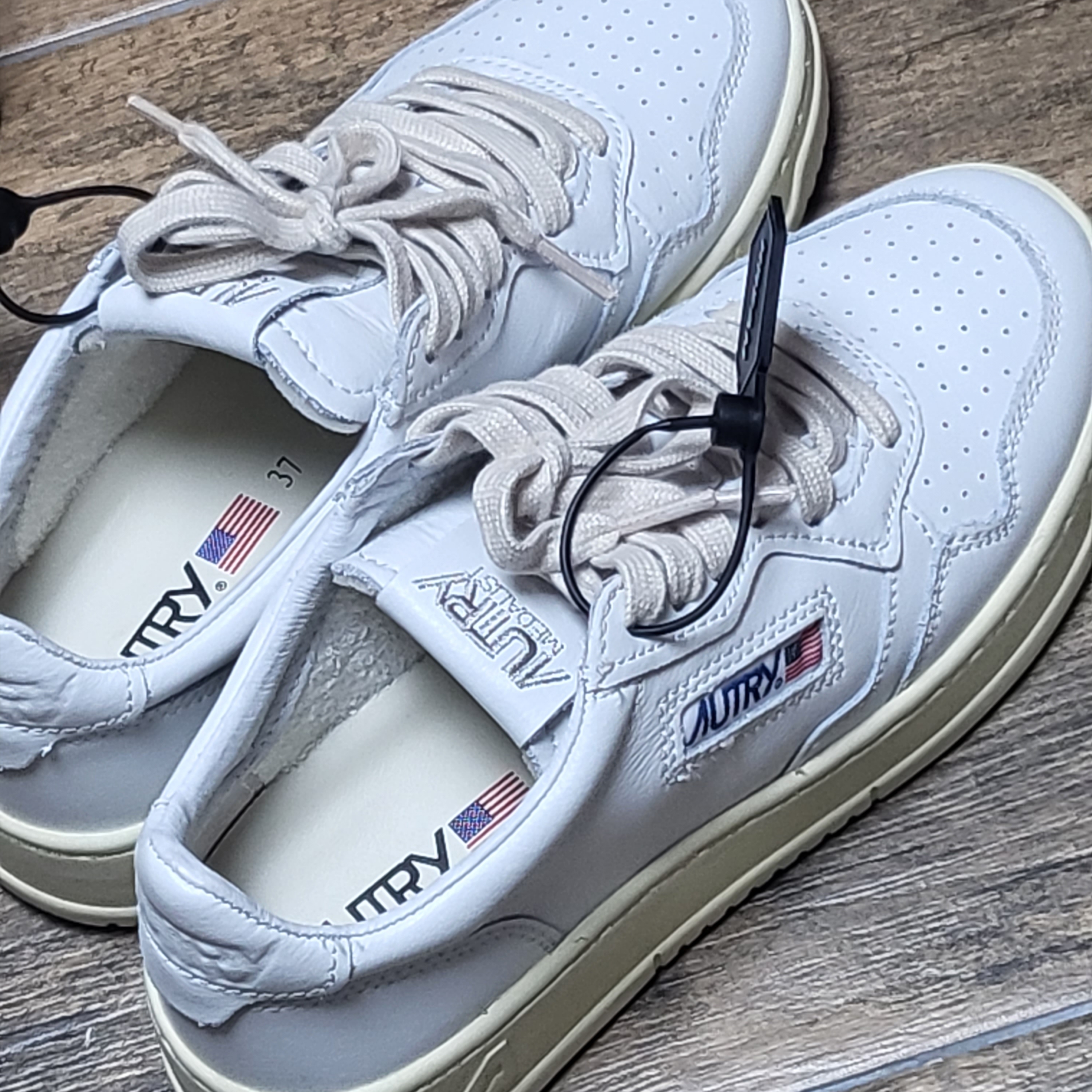 (W) Autry Medalist Low Leather Sneakers White 착용 스타일