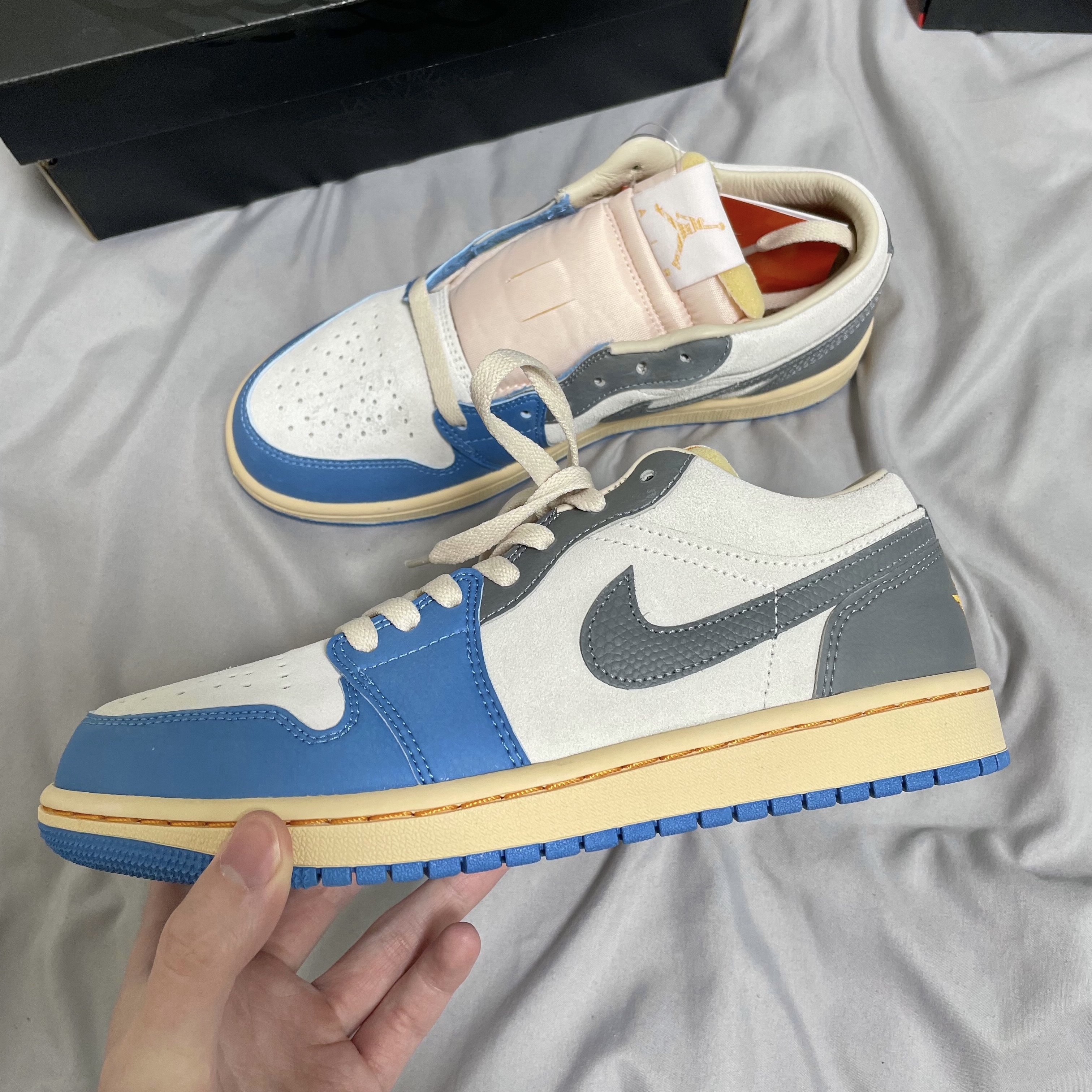 Jordan 1 Retro Low OG Black and Dark Powder Blue, Jordan 1 Low SE Tokyo 96 착용 스타일 - 1