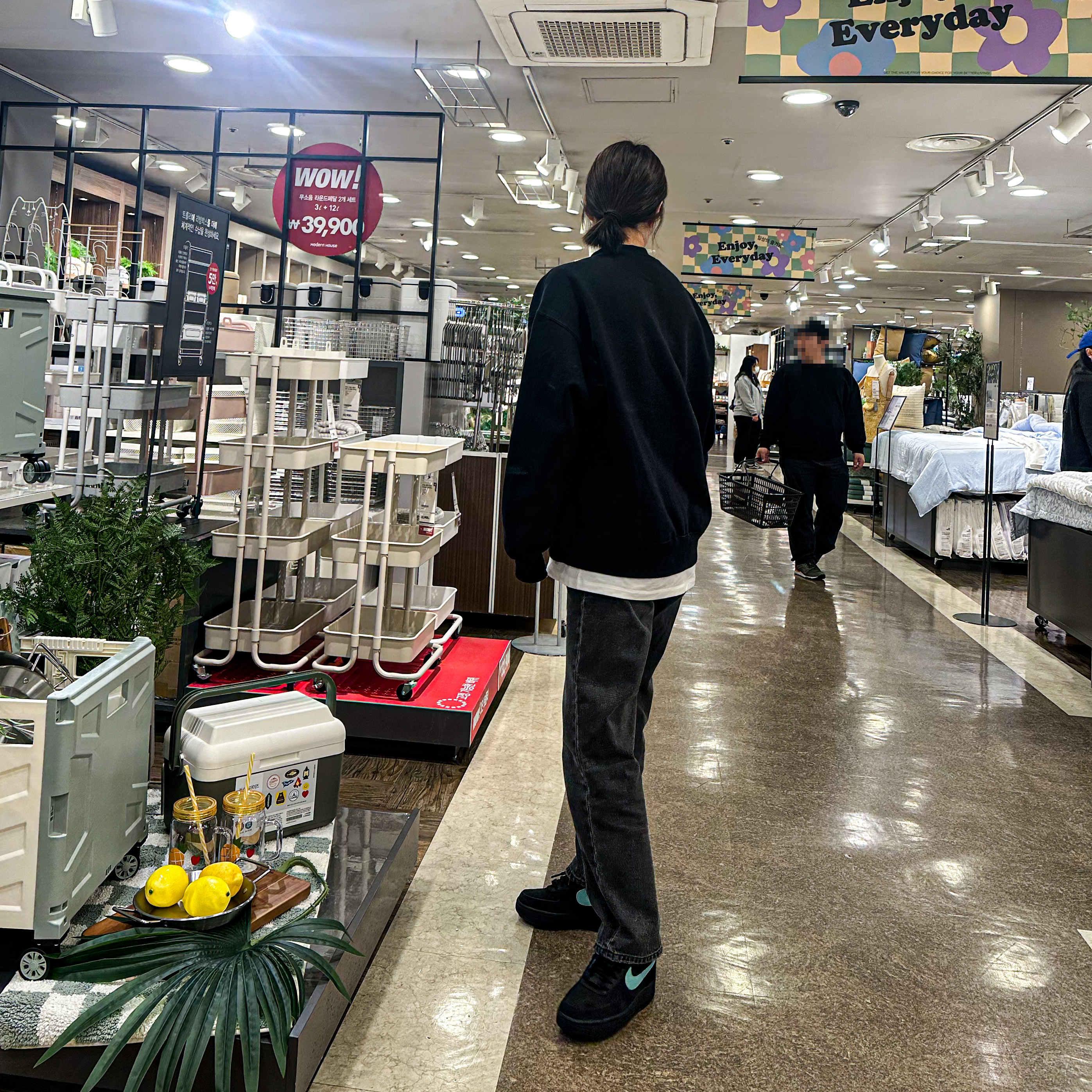 Nike x Stussy NRG Washed Fleece Crewneck Black (DO5310-010), Nike x Tiffany & Co. Air Force 1 Low SP 1837 착용 스타일 - 2