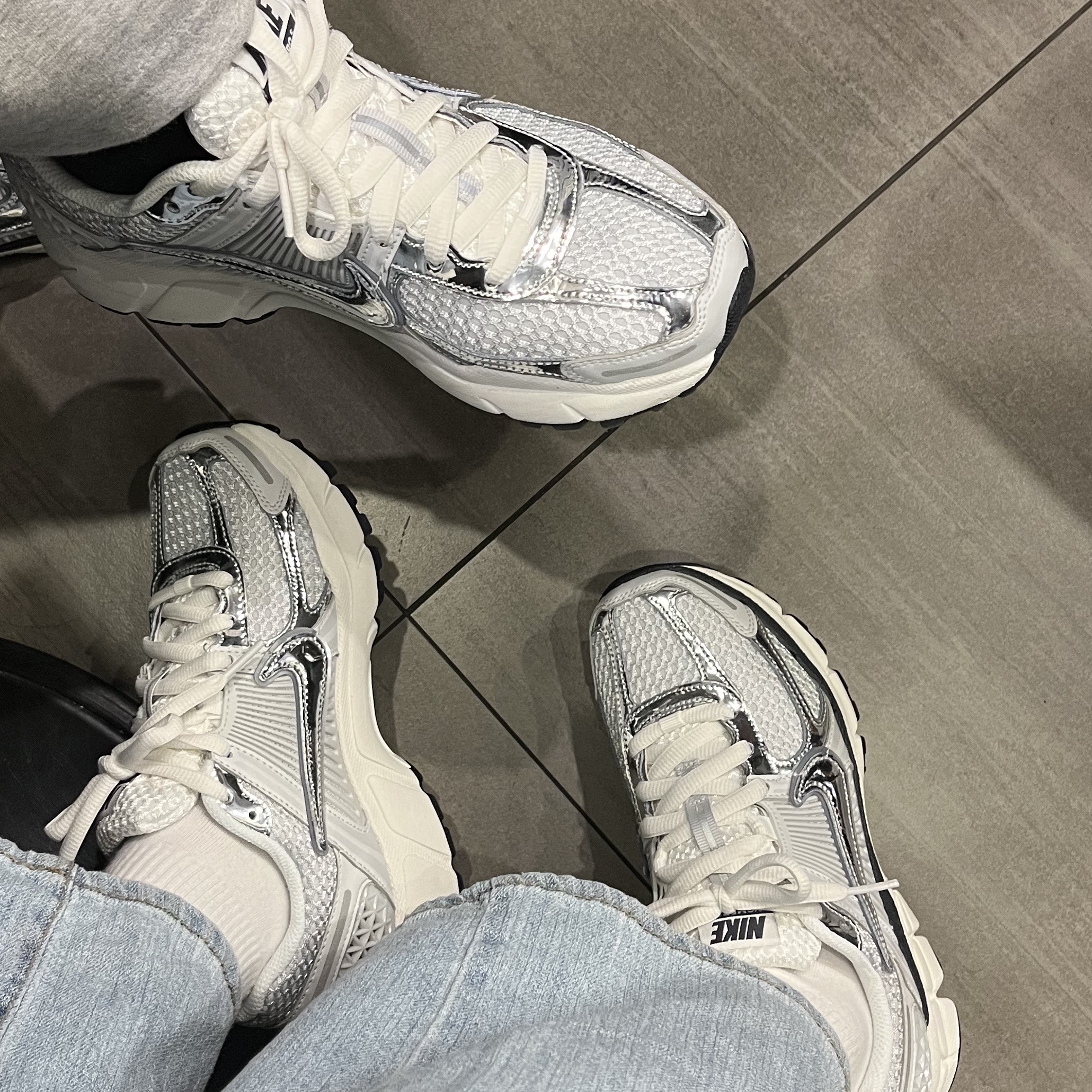 (W) Nike Zoom Vomero 5 Photon Dust and Metallic Silver 착용 스타일