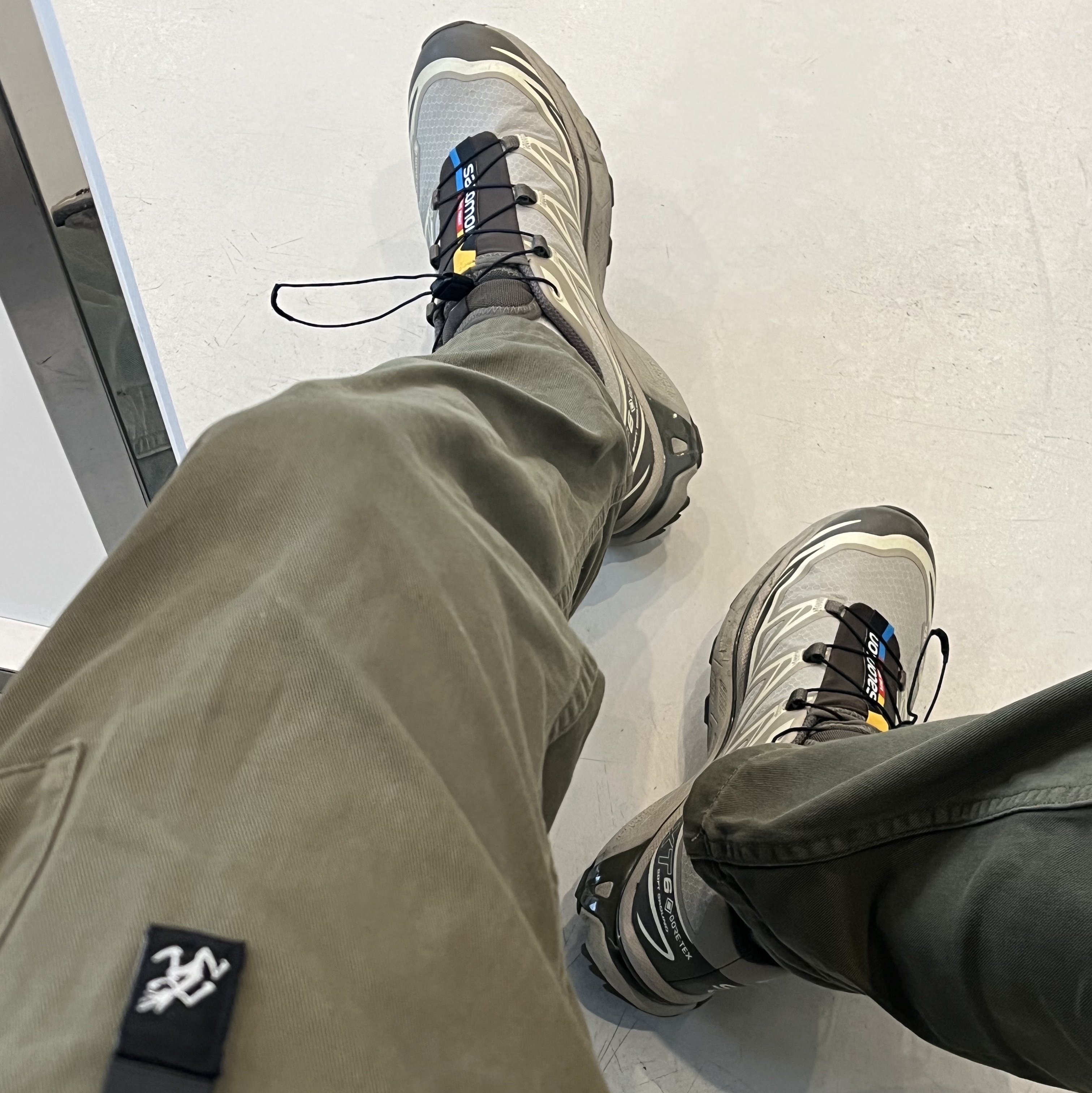 Salomon XT-6 Gore-Tex Vintage Khaki 착용 스타일