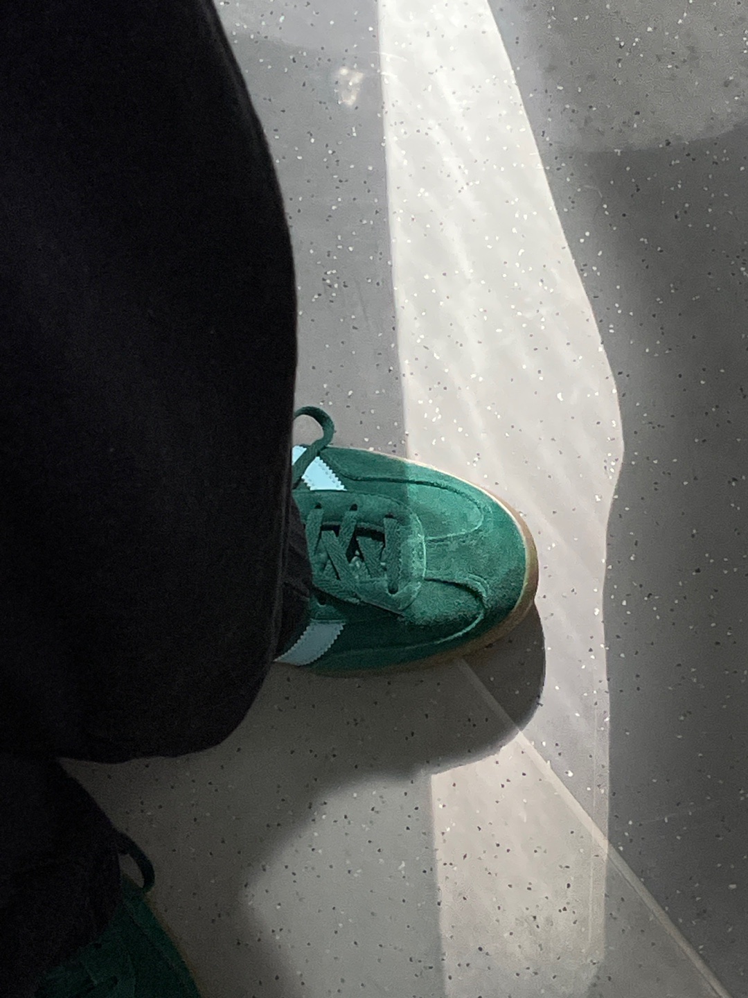 Adidas Gazelle Indoor Collegiate Green Hazy Sky 착용 스타일 - 3