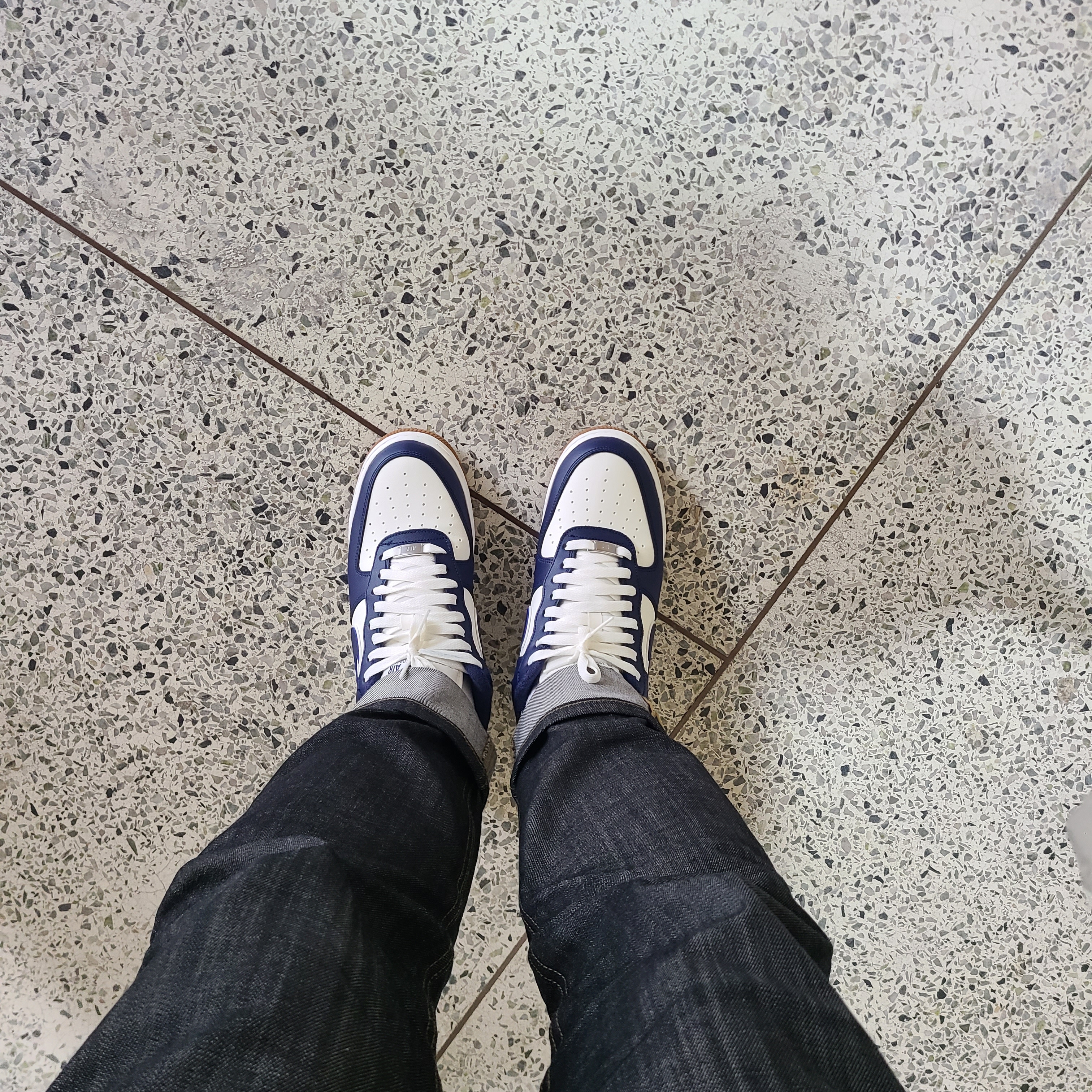 Nike Air Force 1 '07 LV8 Midnight Navy 착용 스타일