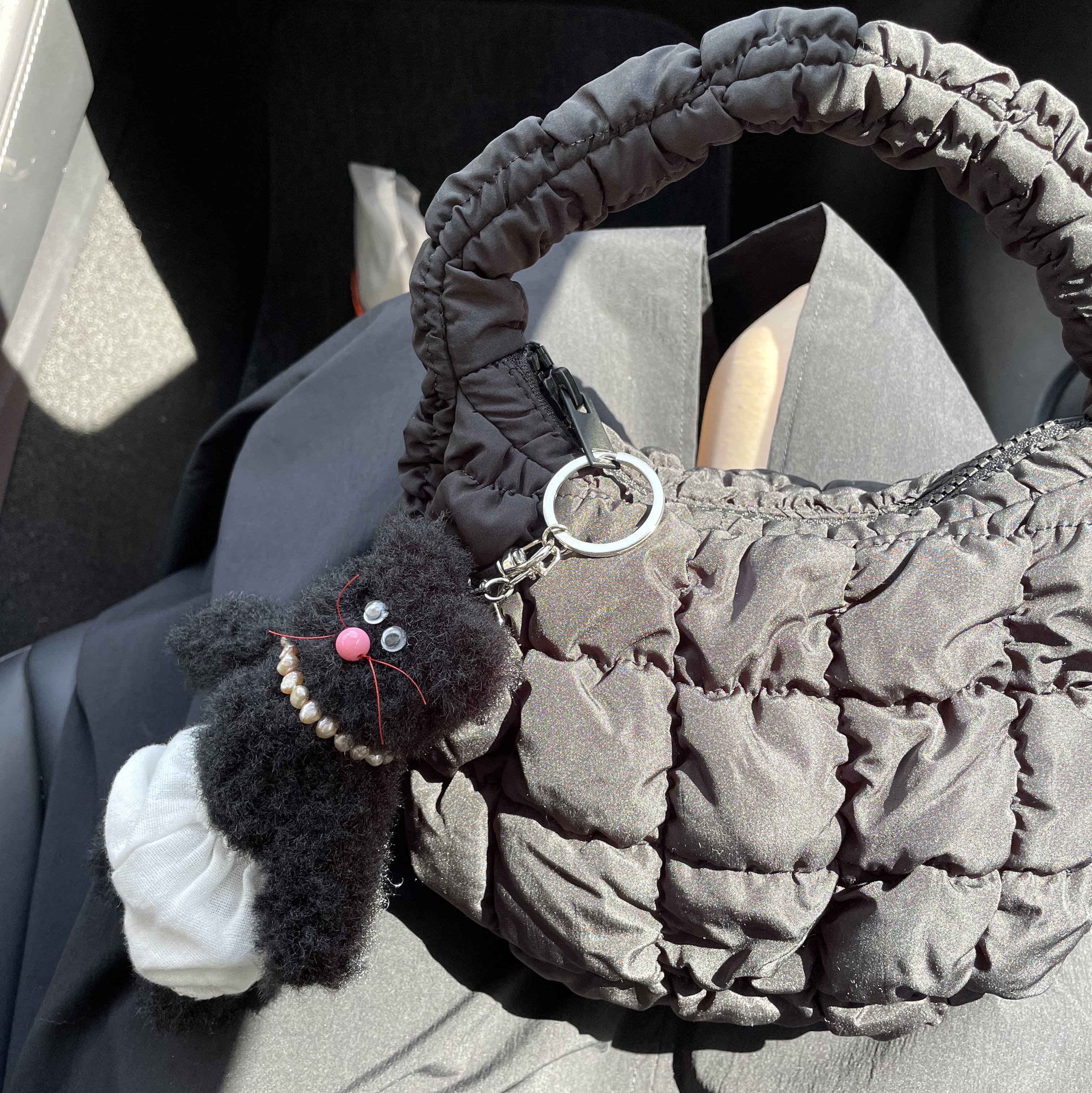 COS Quilted Micro Bag Black, Monamhee Beulpingi Keyring with White Pants Black 착용 스타일