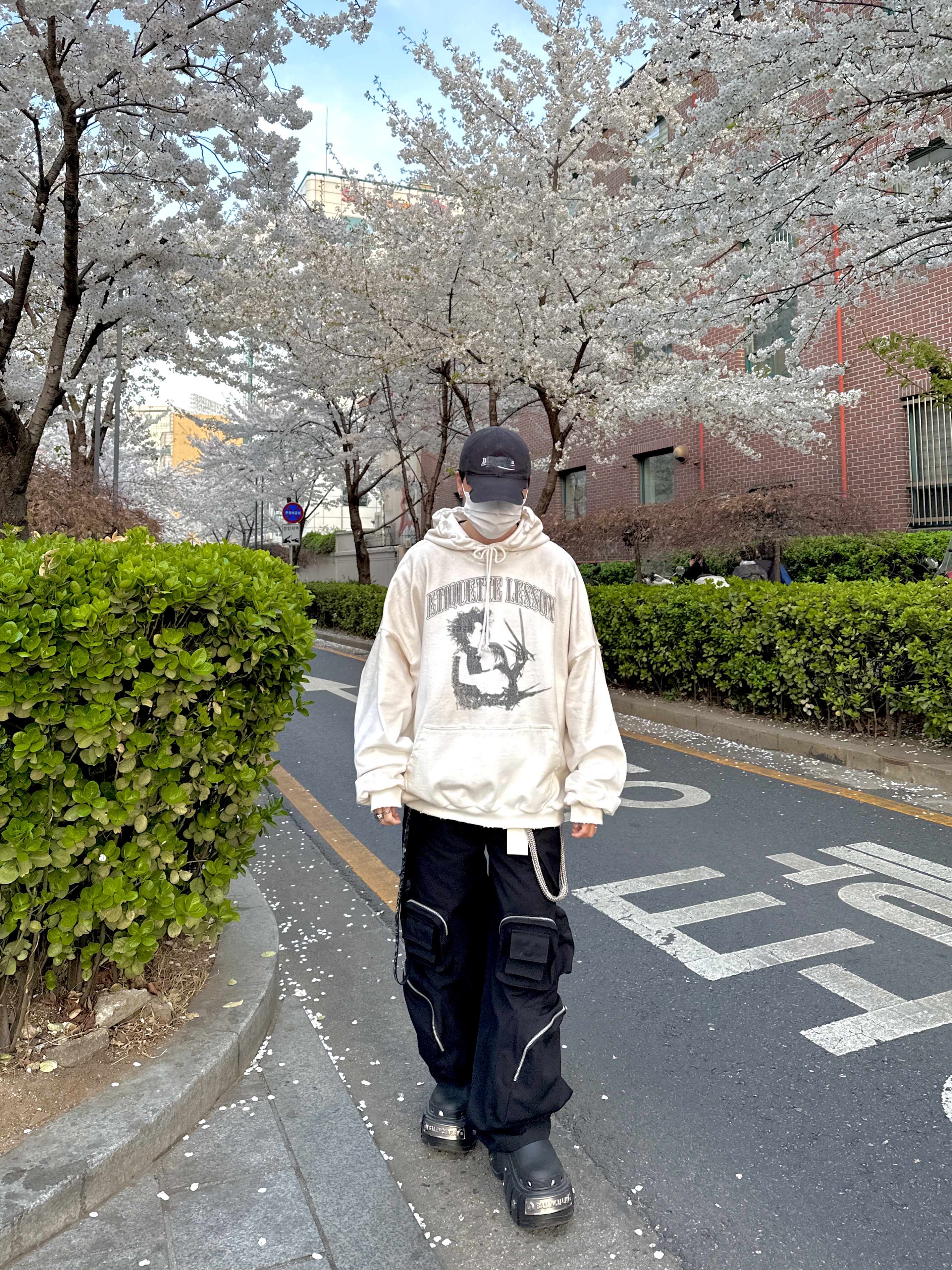Nonnod Mechanic Cargo Pants Black, Project G/R x Atmos Etiquette Lesson Vintage Washed Hoodie White 착용 스타일 - 2