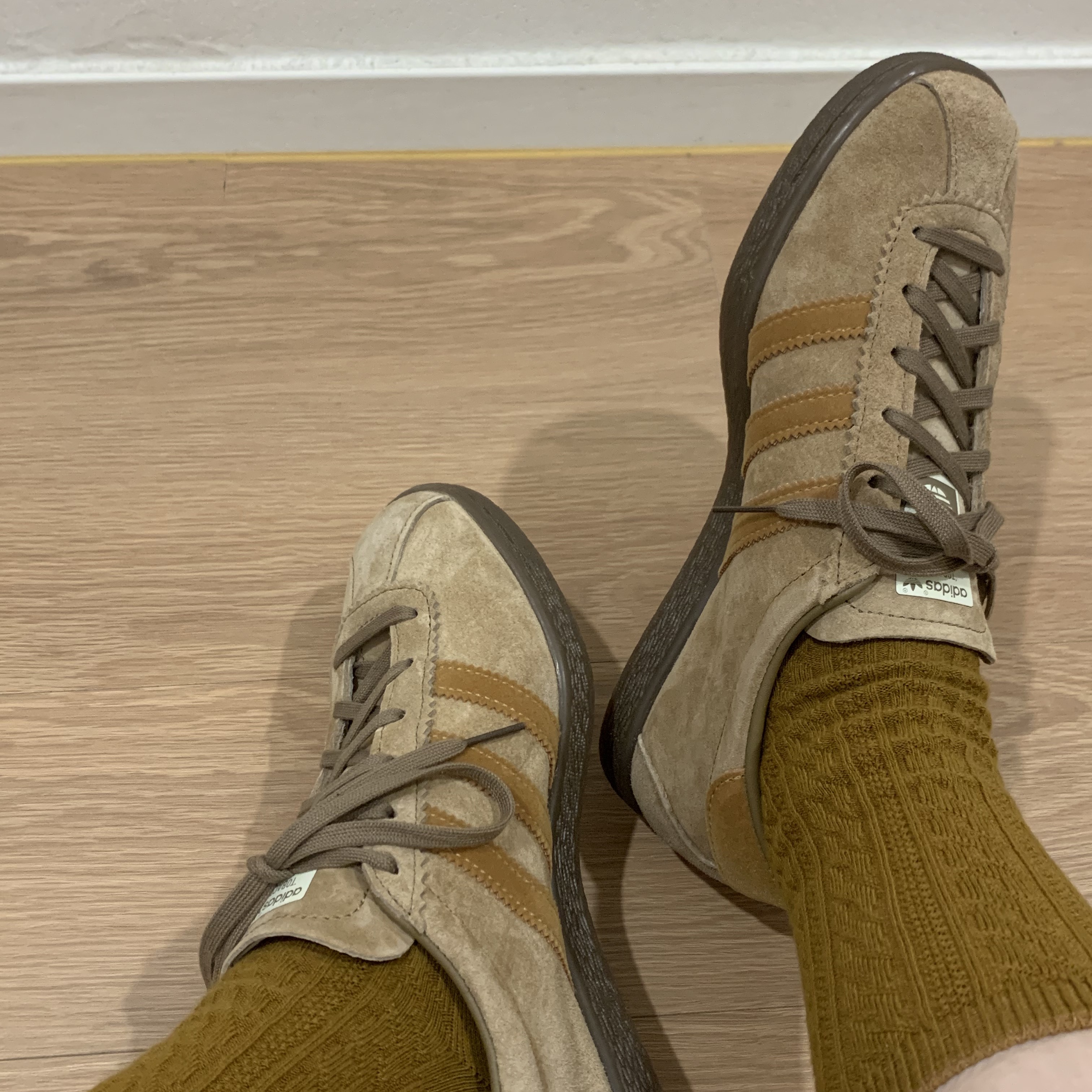 Adidas Tobacco Pantone Mesa 착용 스타일 - 1