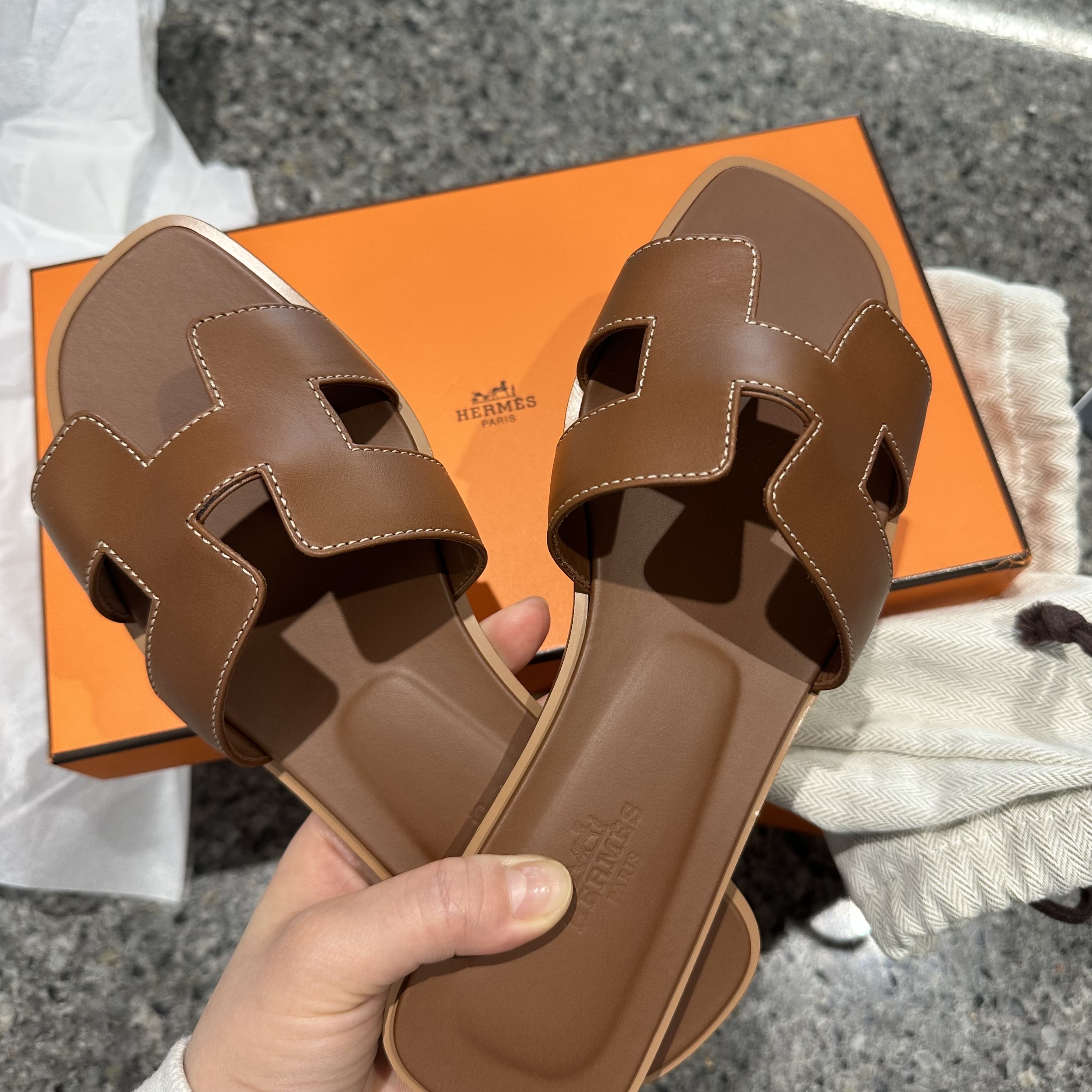 (W) Hermes Oran Sandal Calfskin & Gold Piqures Ecrues 착용 스타일