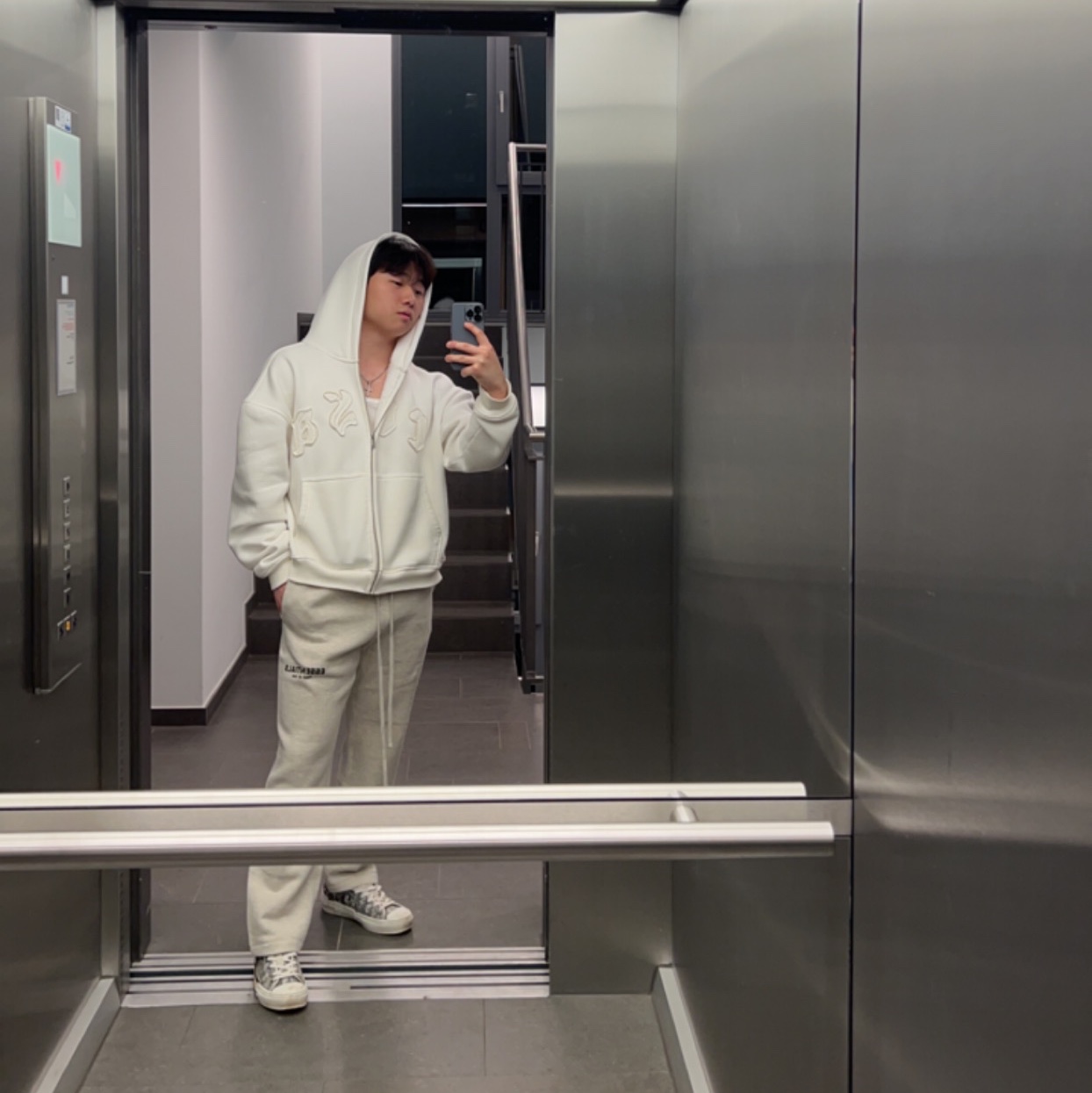 Essentials The Core Collection Relaxed Sweatpants Light Oatmeal, Dior B23 Low Dior Oblique White & Black 착용 스타일 - 3
