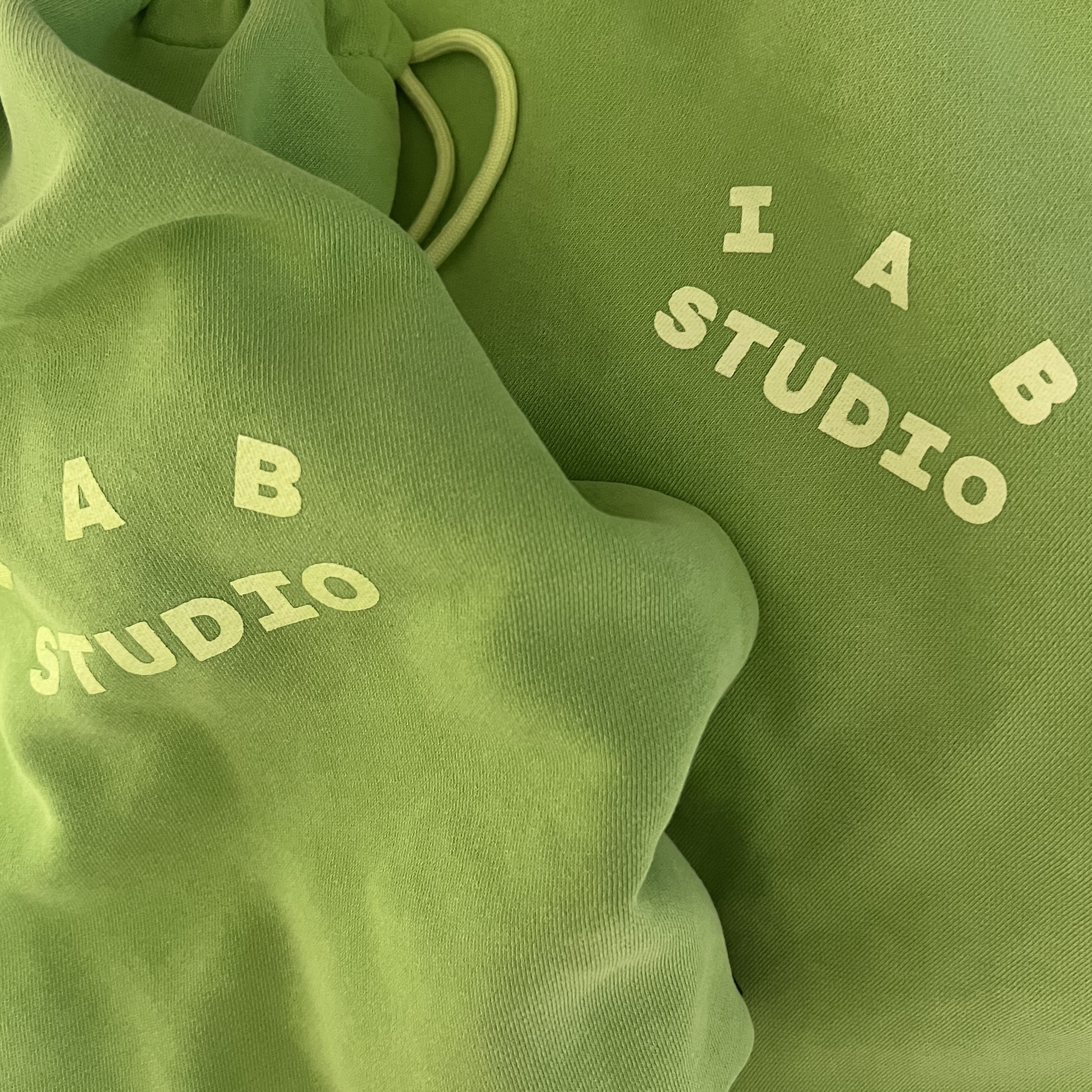 IAB Studio Pigment Hoodie & Sack Apple Green 착용 스타일