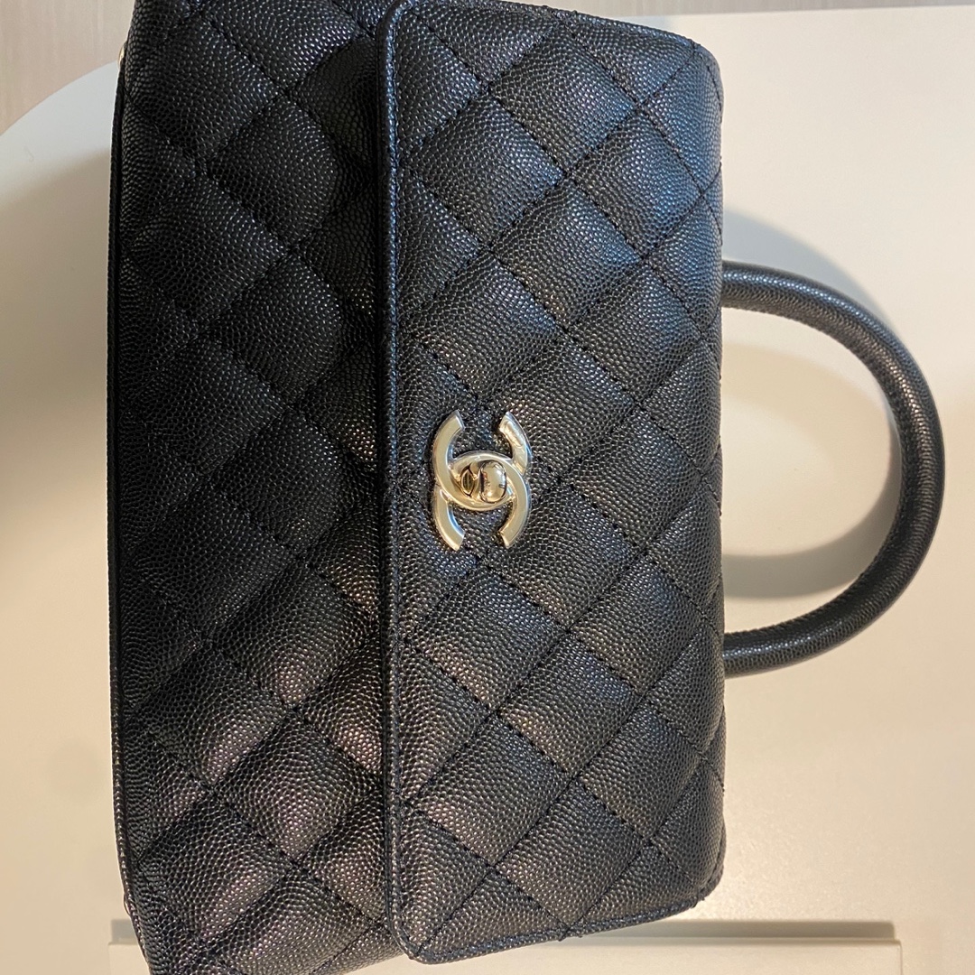 Chanel Flap Bag with Top Handle Grained Calfskin & Gold Black 착용 스타일