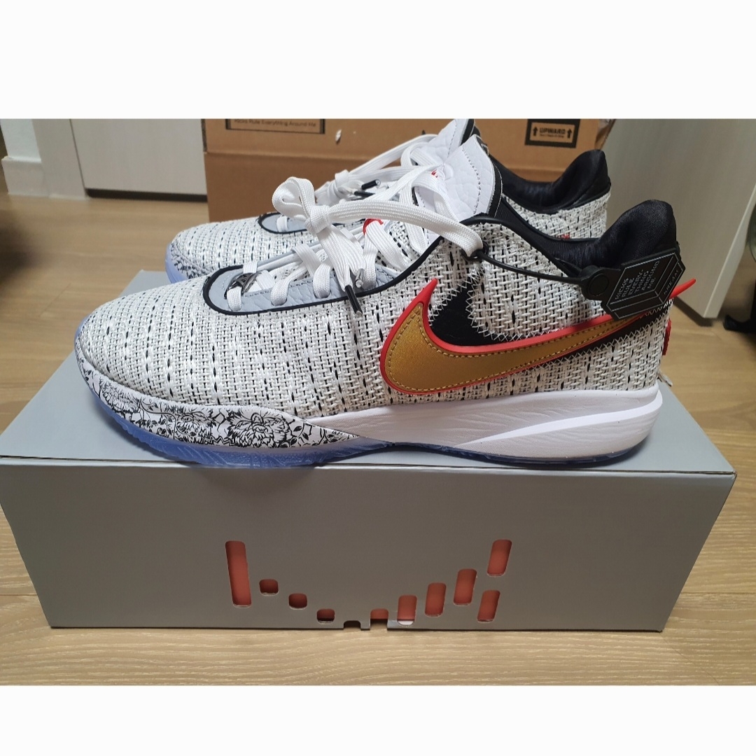 Nike LeBron XX White Metallic Gold Black 착용 스타일