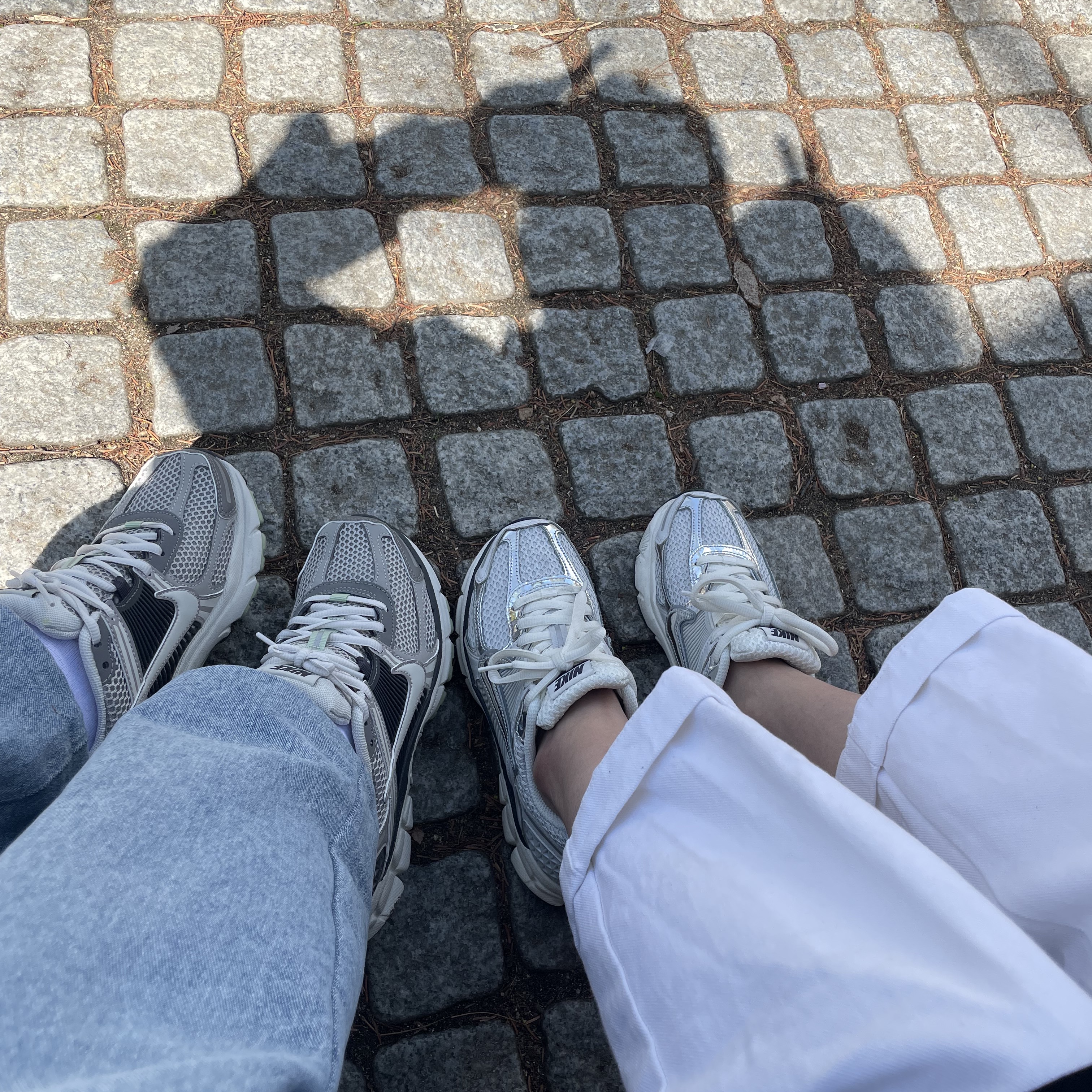 (W) Nike Zoom Vomero 5 Cobblestone and Flat Pewter 착용 스타일