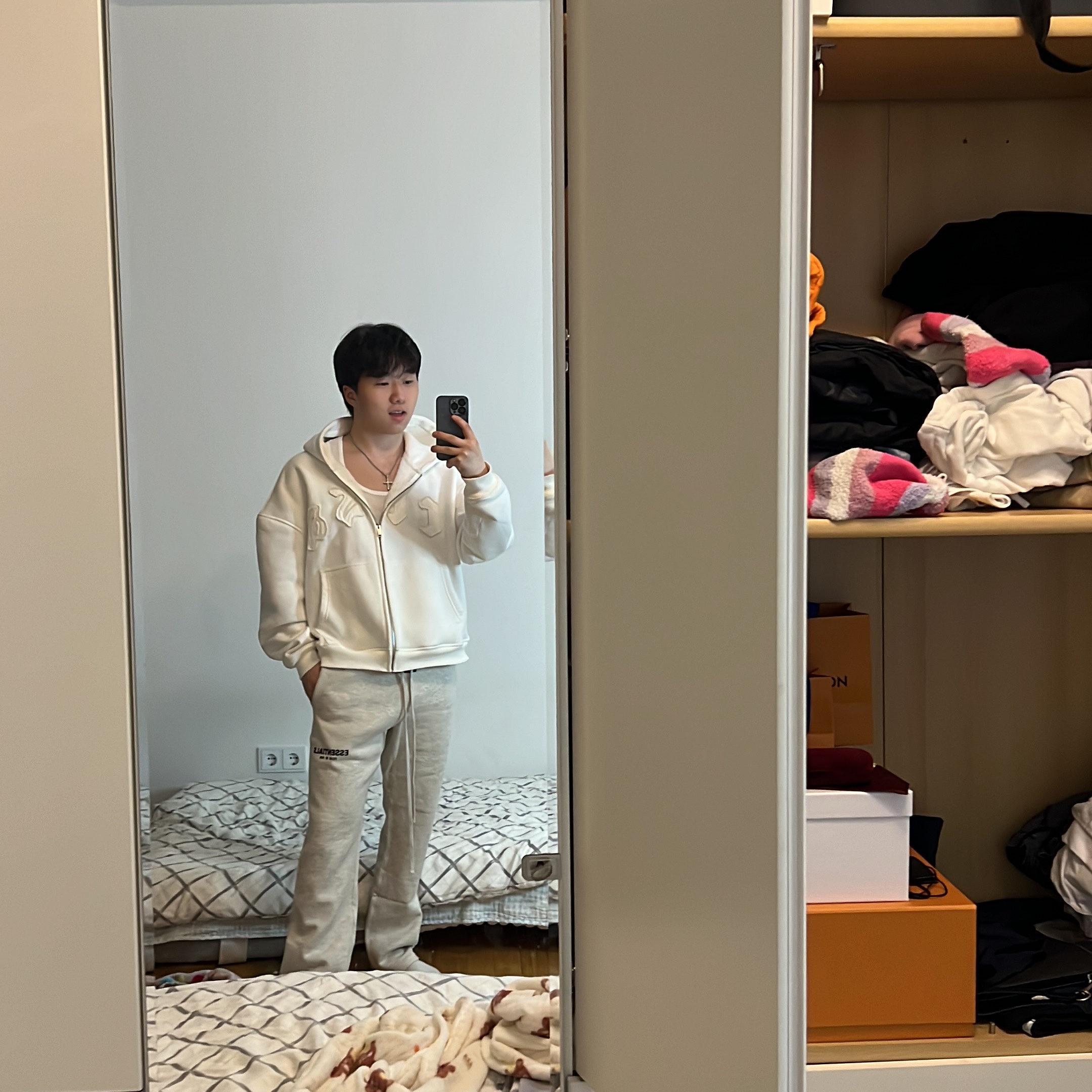 Essentials The Core Collection Relaxed Sweatpants Light Oatmeal, Dior B23 Low Dior Oblique White & Black 착용 스타일 - 2
