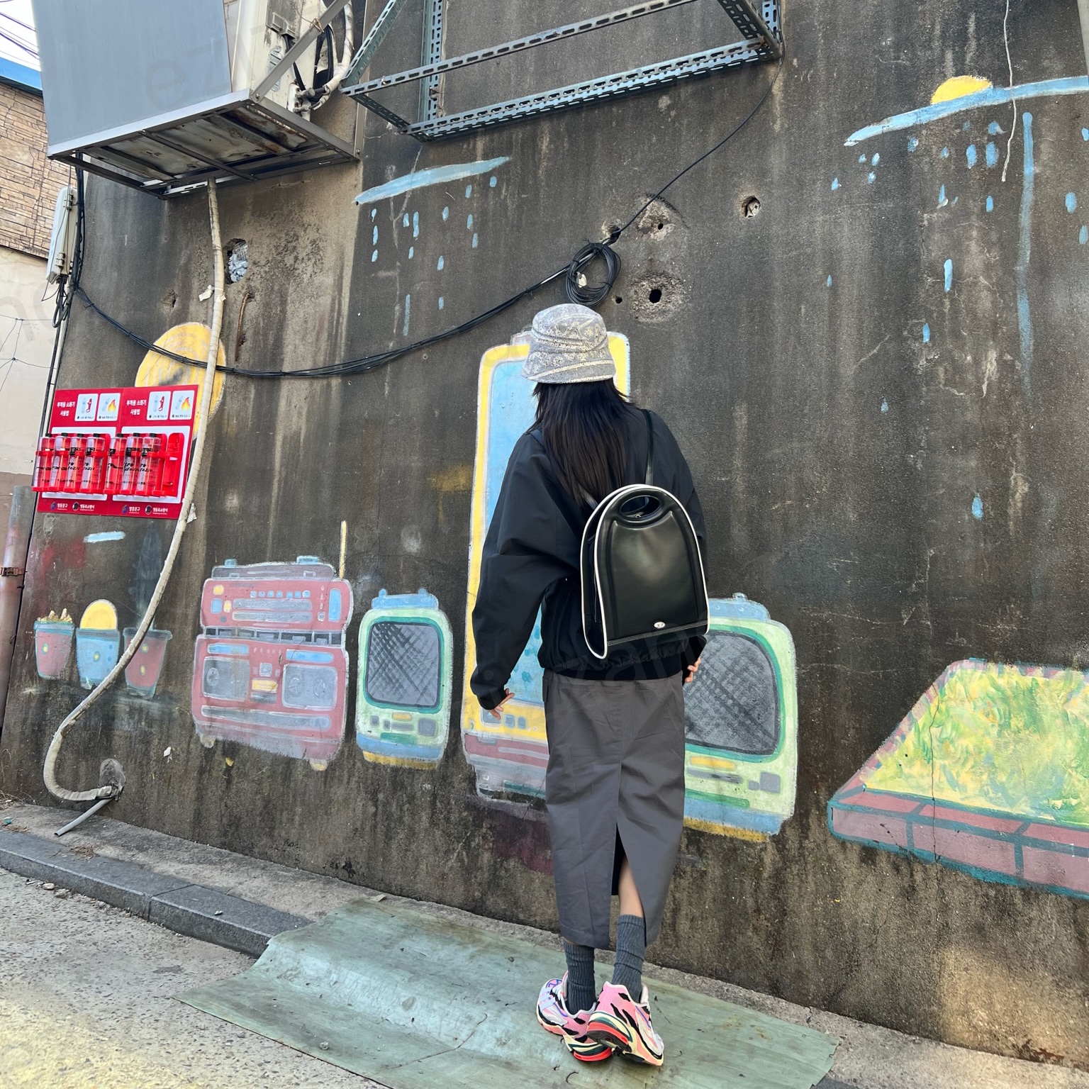 Diesel Moon Backpack with Cut-Out Handle Black, Essentials Half-Zip Track Jacket Black - 21SS 착용 스타일