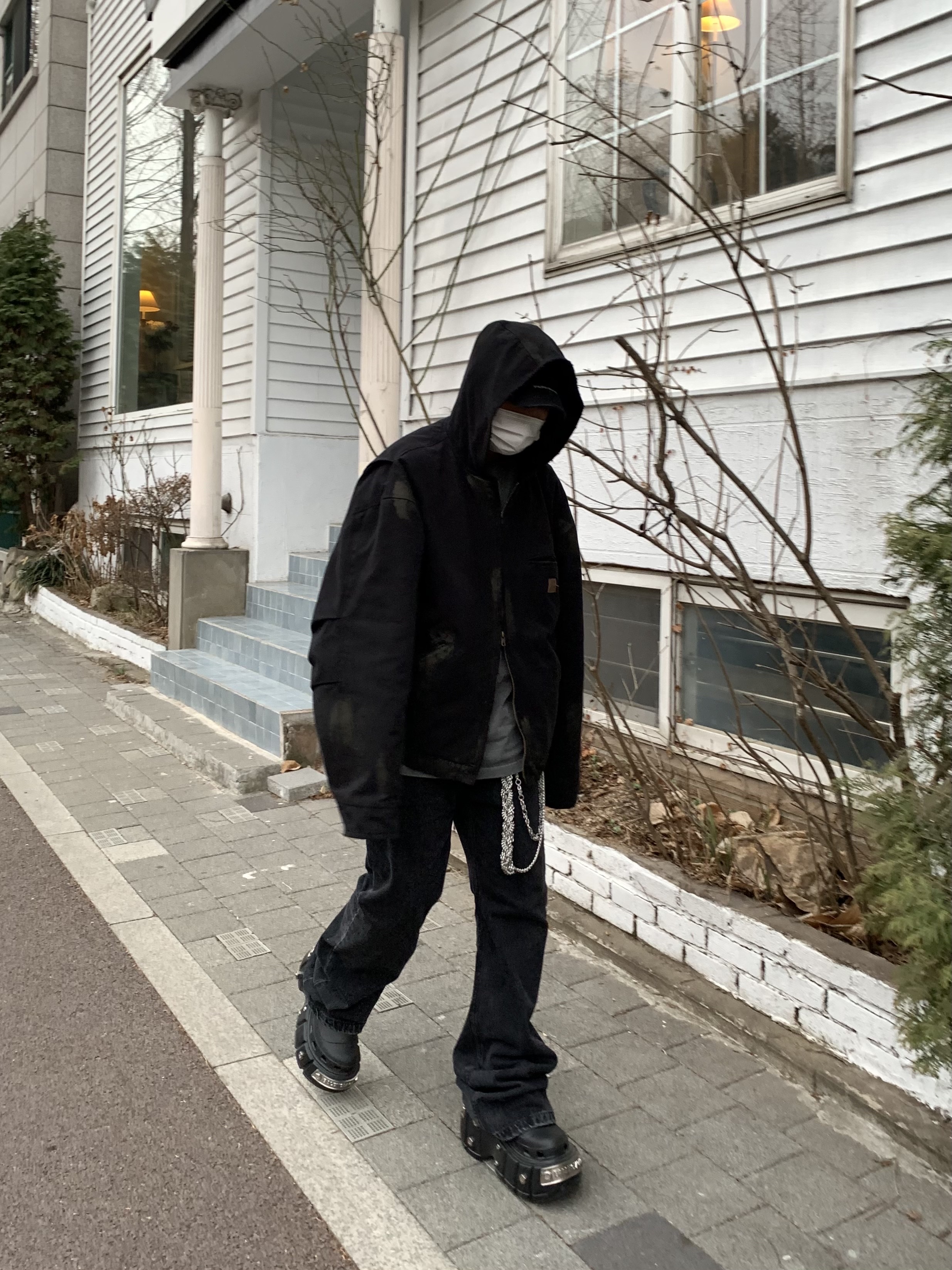 Balenciaga x Crocs Hardcrocs Slide Black, Project G/R Distressed Mud Work Jacket Black 착용 스타일 - 2