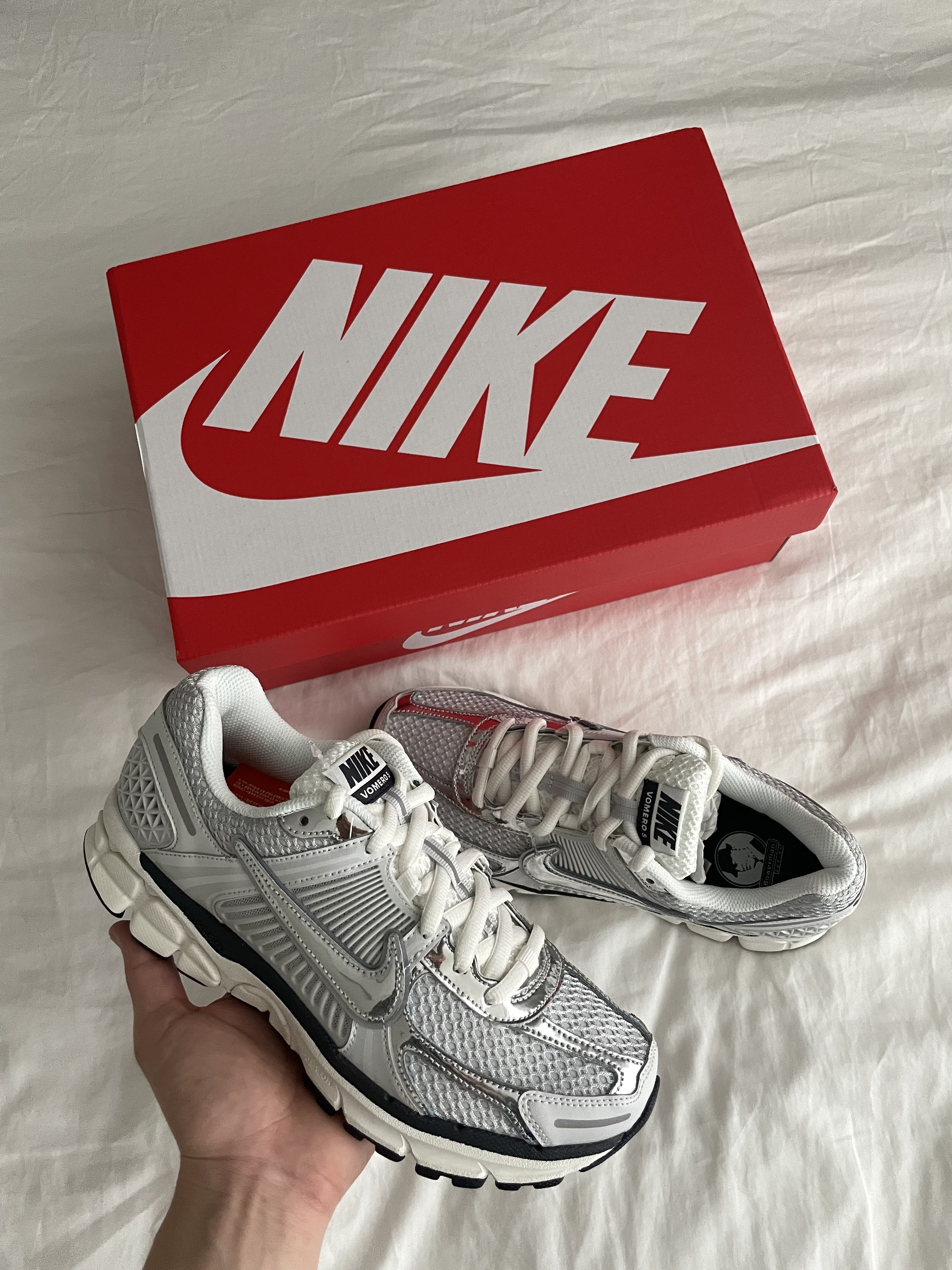 (W) Nike Zoom Vomero 5 Photon Dust and Metallic Silver ์ฐฉ์ฉ ์คํ์ผ - 5