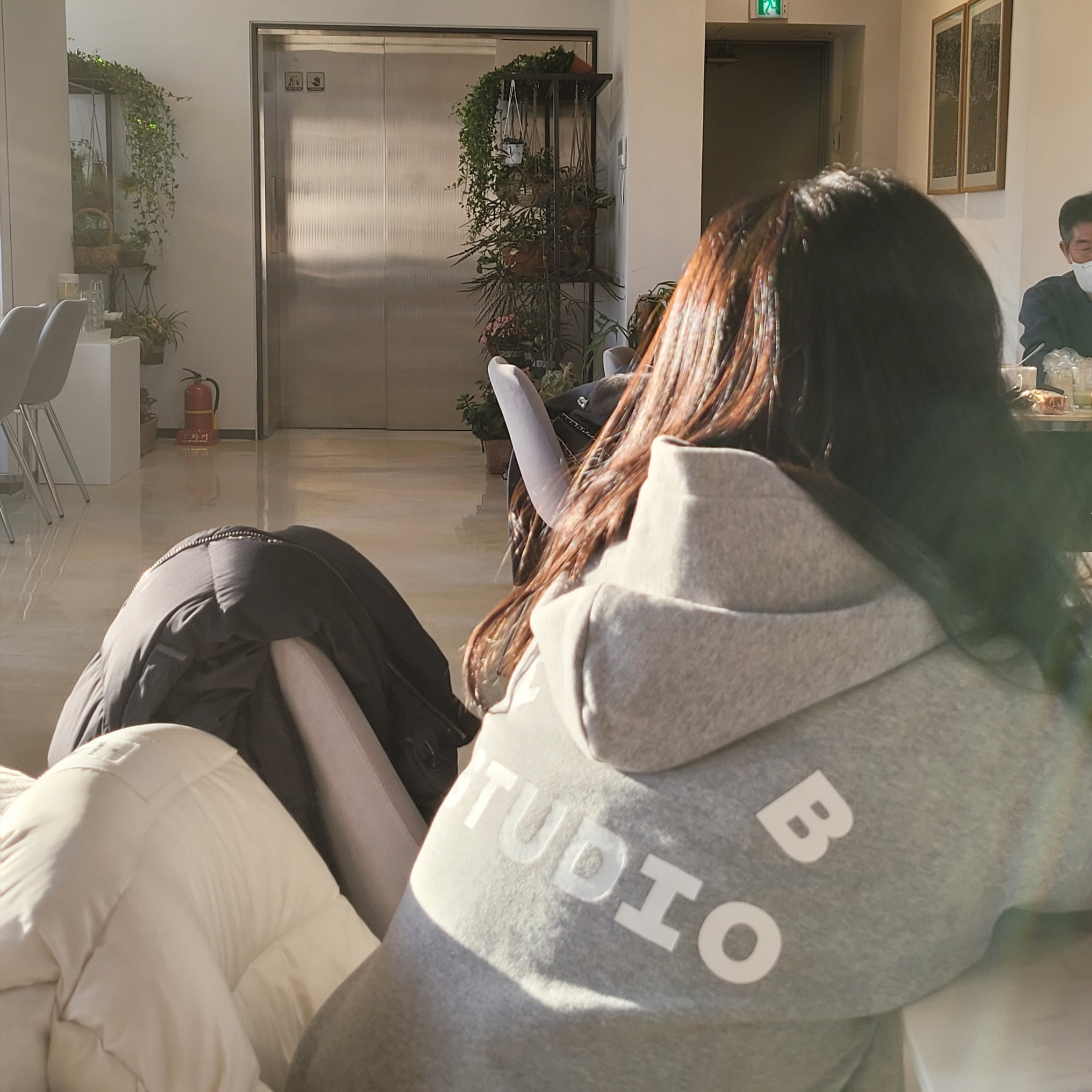IAB Studio Hoodie Gray - 21SS 착용 스타일
