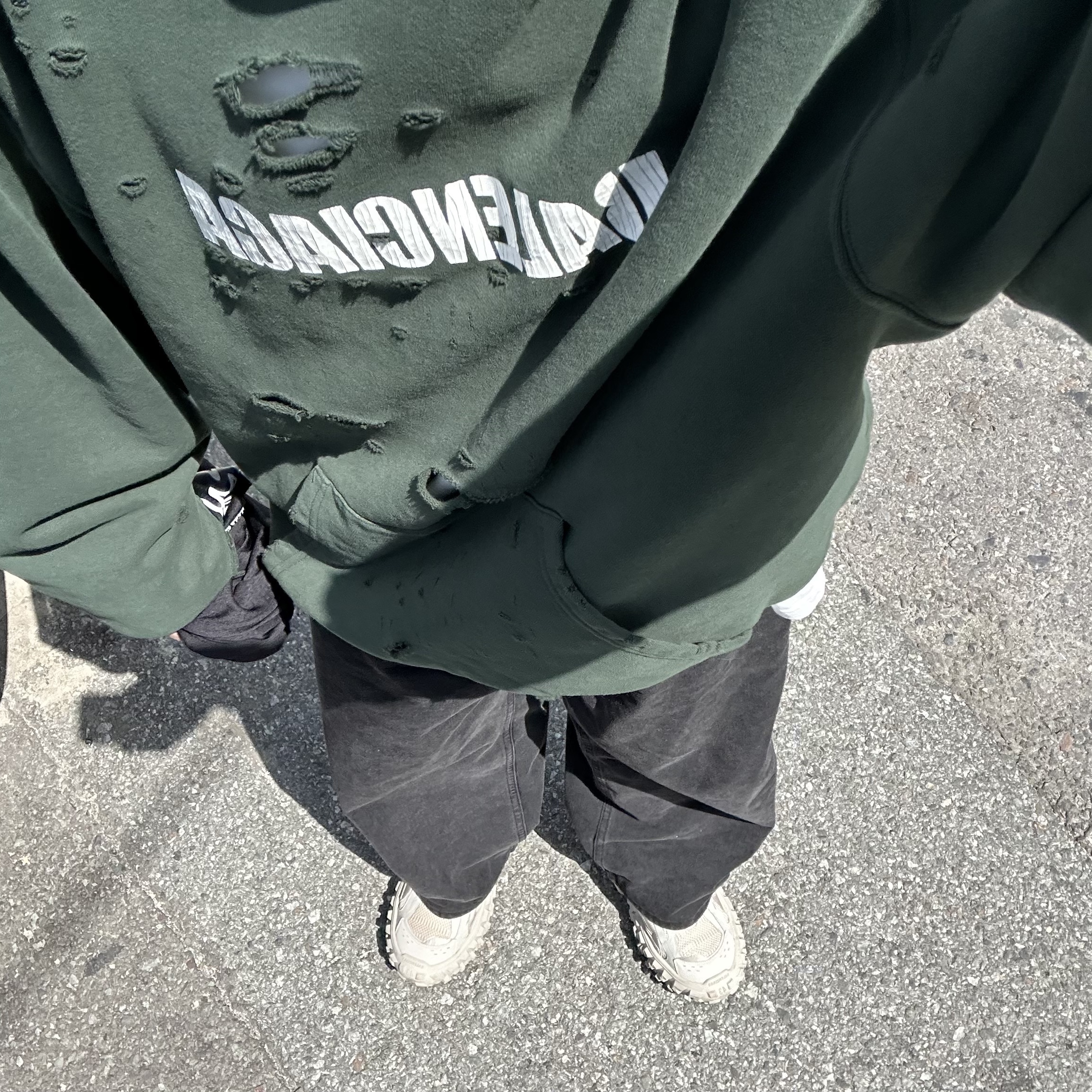 Balenciaga Destroyed Hoodie Black White, Balenciaga Defender Sneakers Beige 착용 스타일