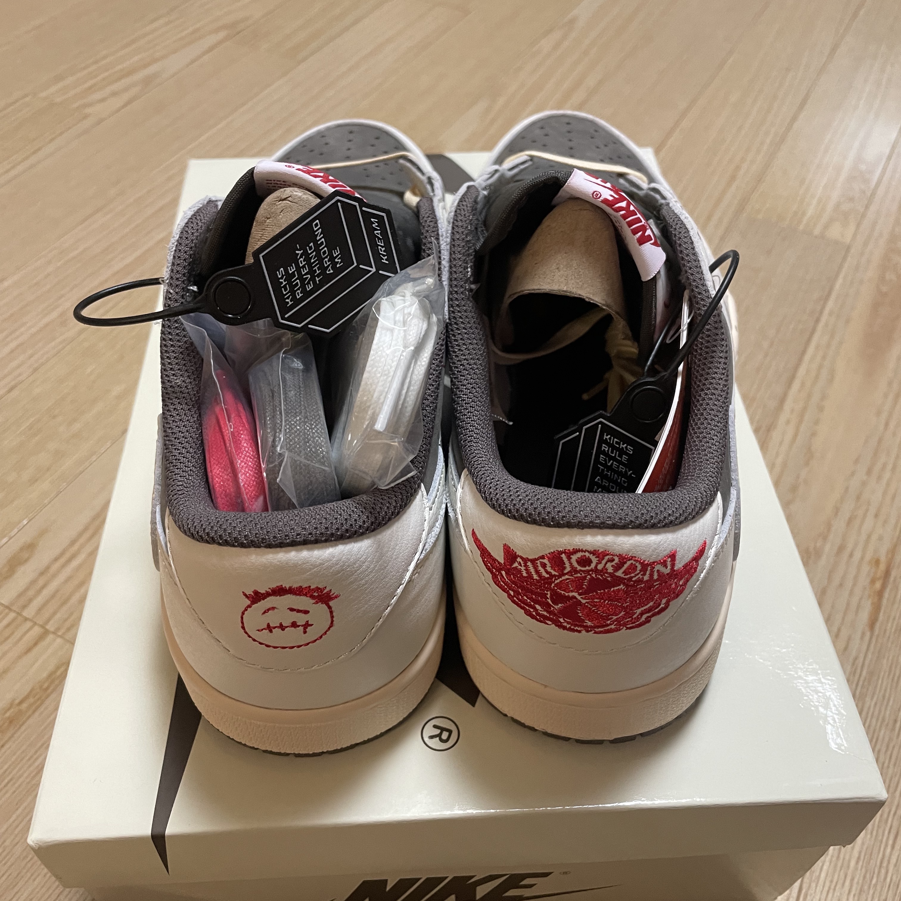 Jordan 1 x Travis Scott Retro Low OG SP Sail and Ridgerock 착용 스타일 - 3