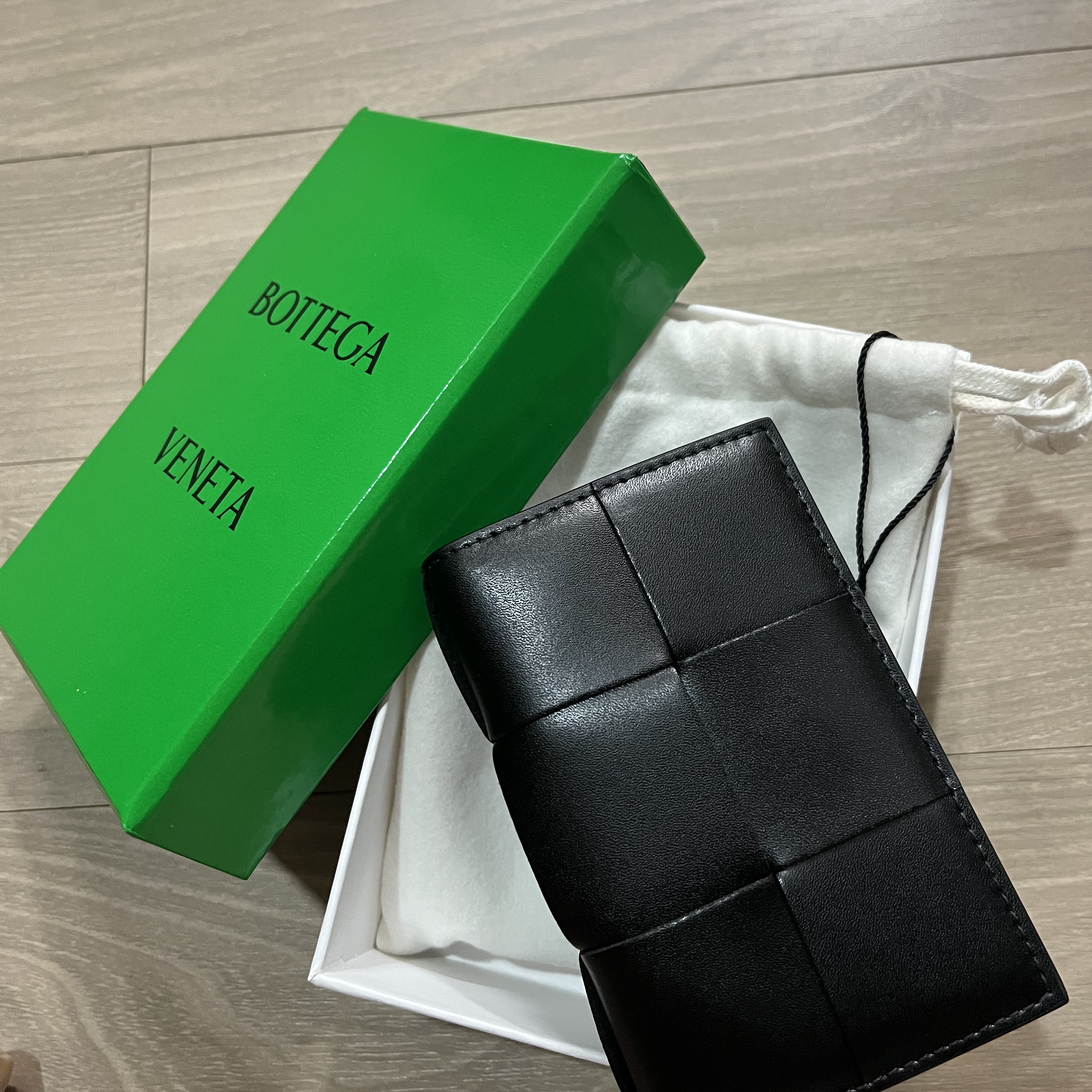 Bottega Veneta Flap Card Case Black 착용 스타일