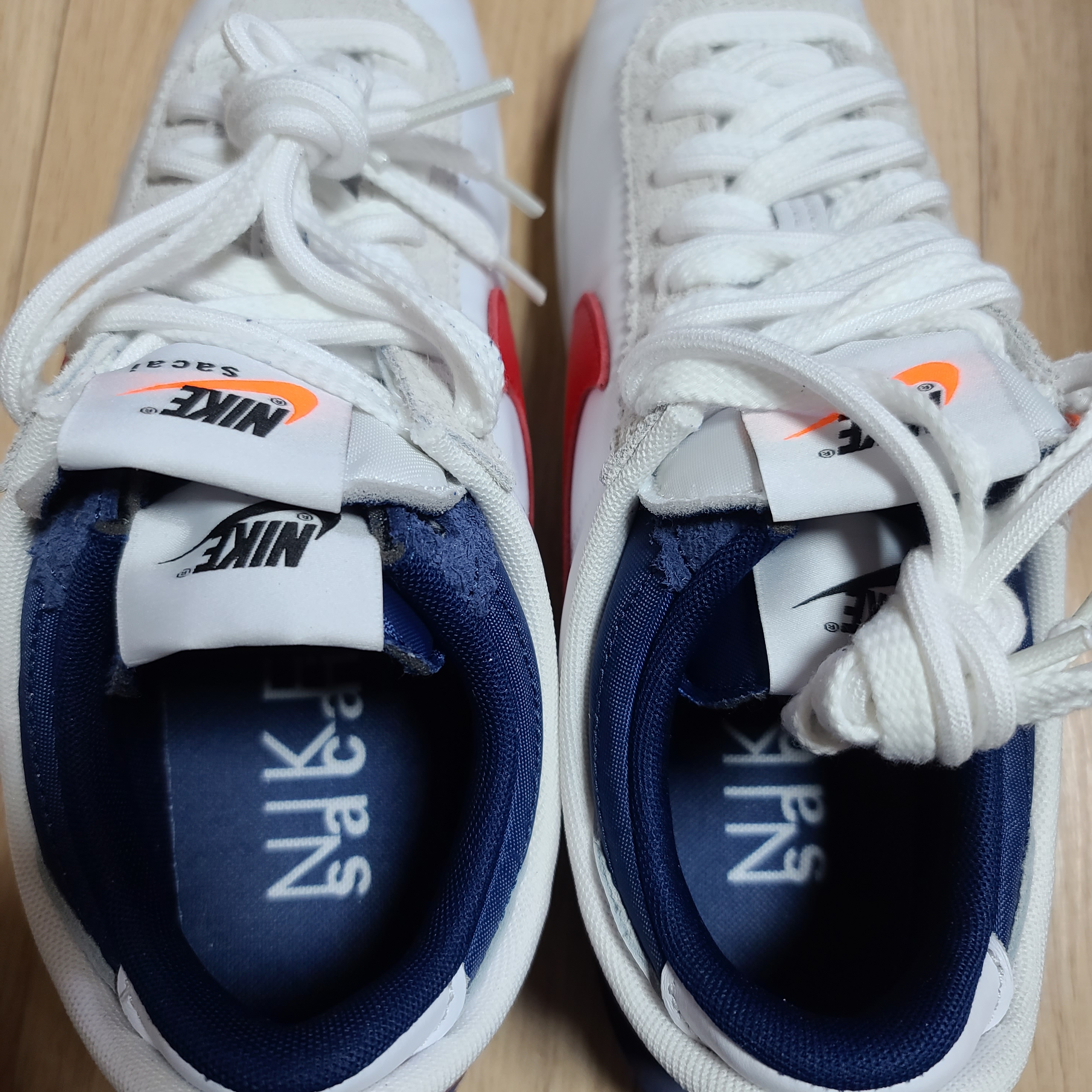 Nike x Sacai Zoom Cortez SP White and University Red 착용 스타일 - 5