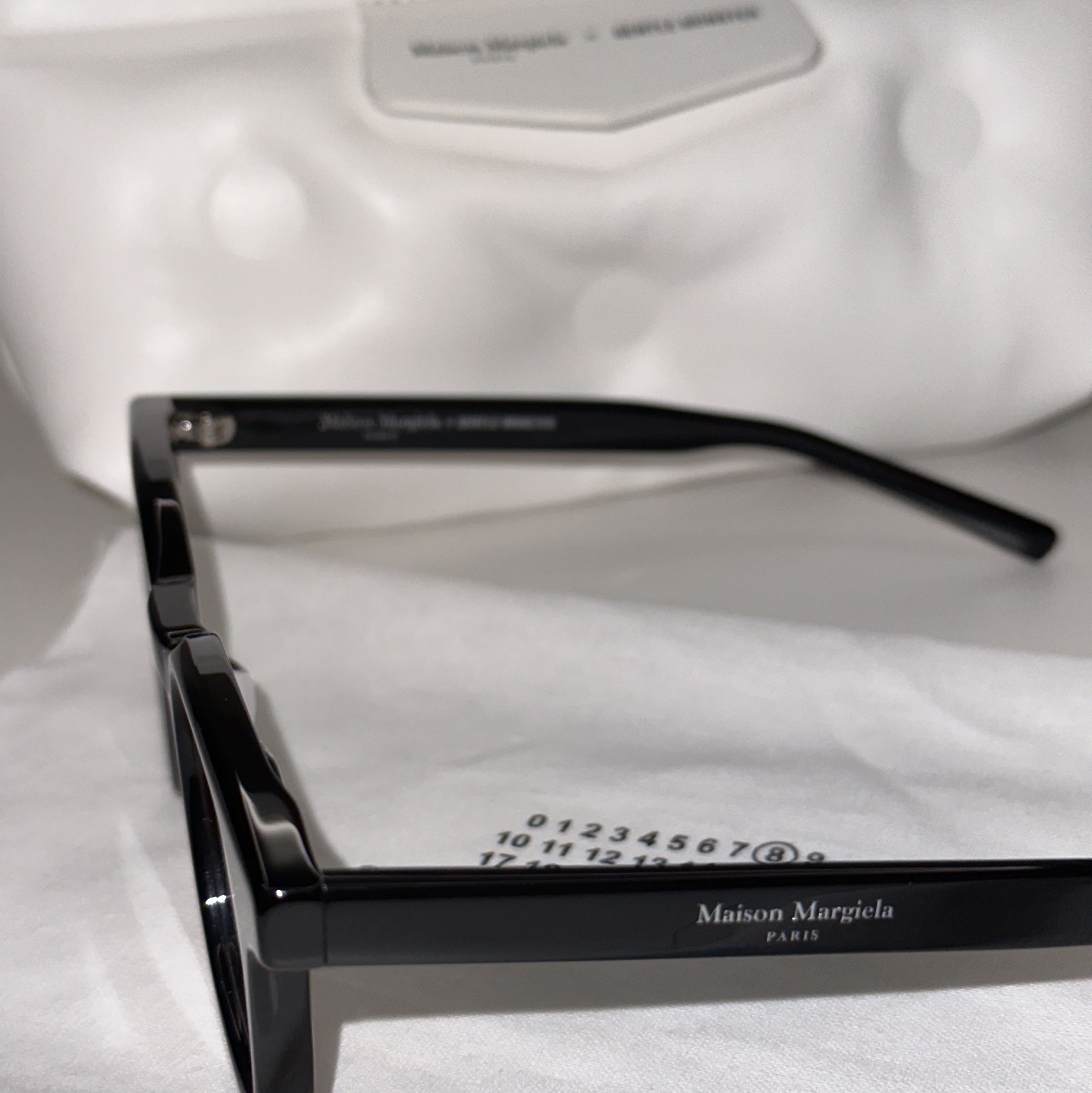 Gentle Monster x Maison Margiela MM010 Clear Black 착용 스타일