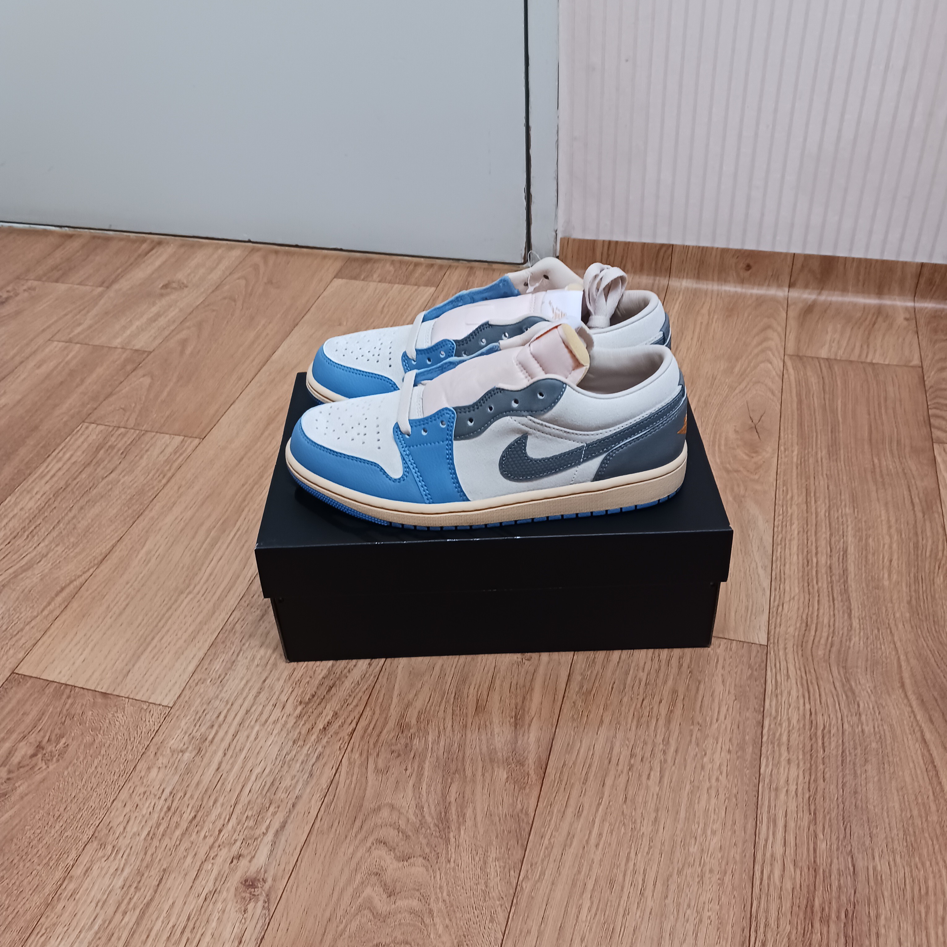 Jordan 1 Low SE Tokyo 96, Converse x Fear of God Essentials Skid Grip Hi 착용 스타일 - 1