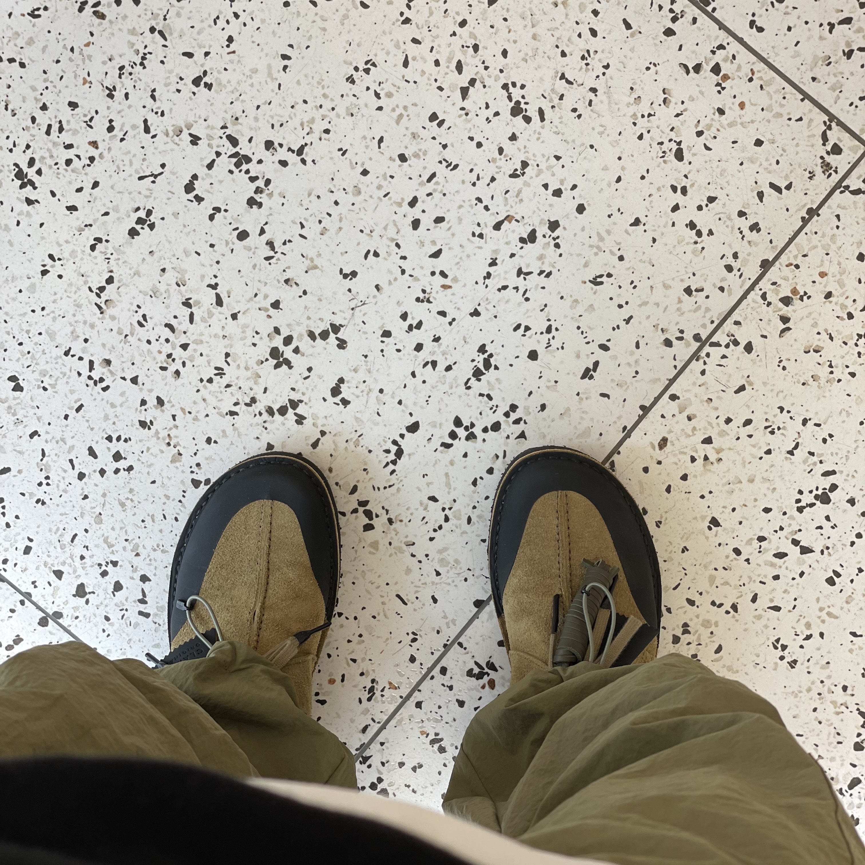 Clarks x C.P. Company Desert Trek Remastered Cornstalk 착용 스타일 - 3