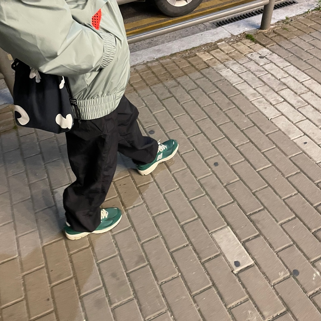 New Balance 2002R Nightwatch Green 착용 스타일