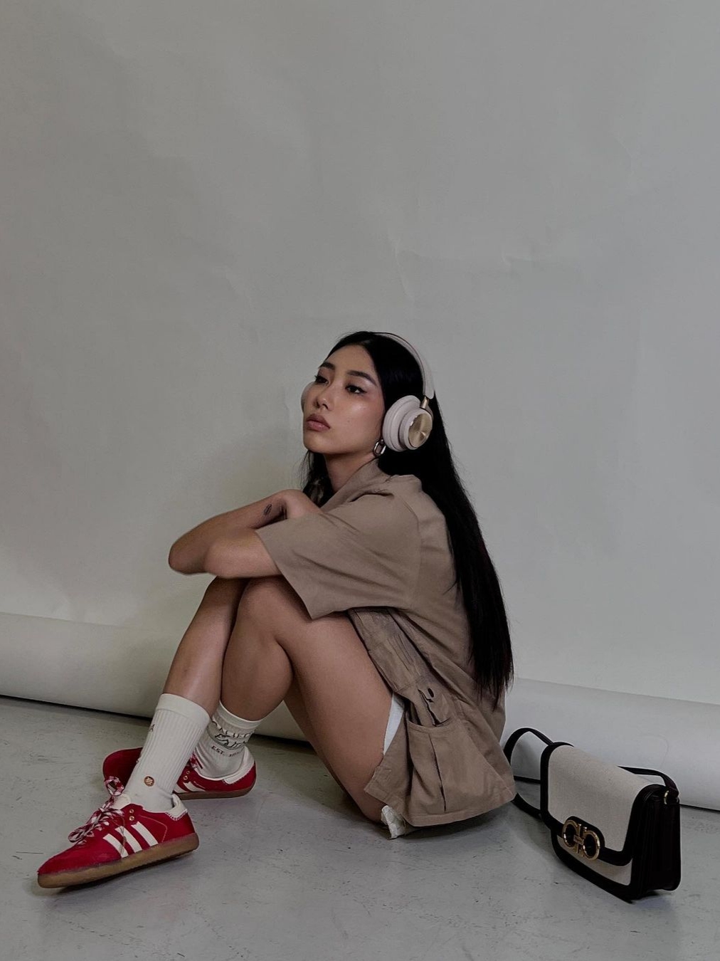 [12% 쿠폰] Bang & Olufsen Beoplay HX Gold Tone 착용 스타일 - 1