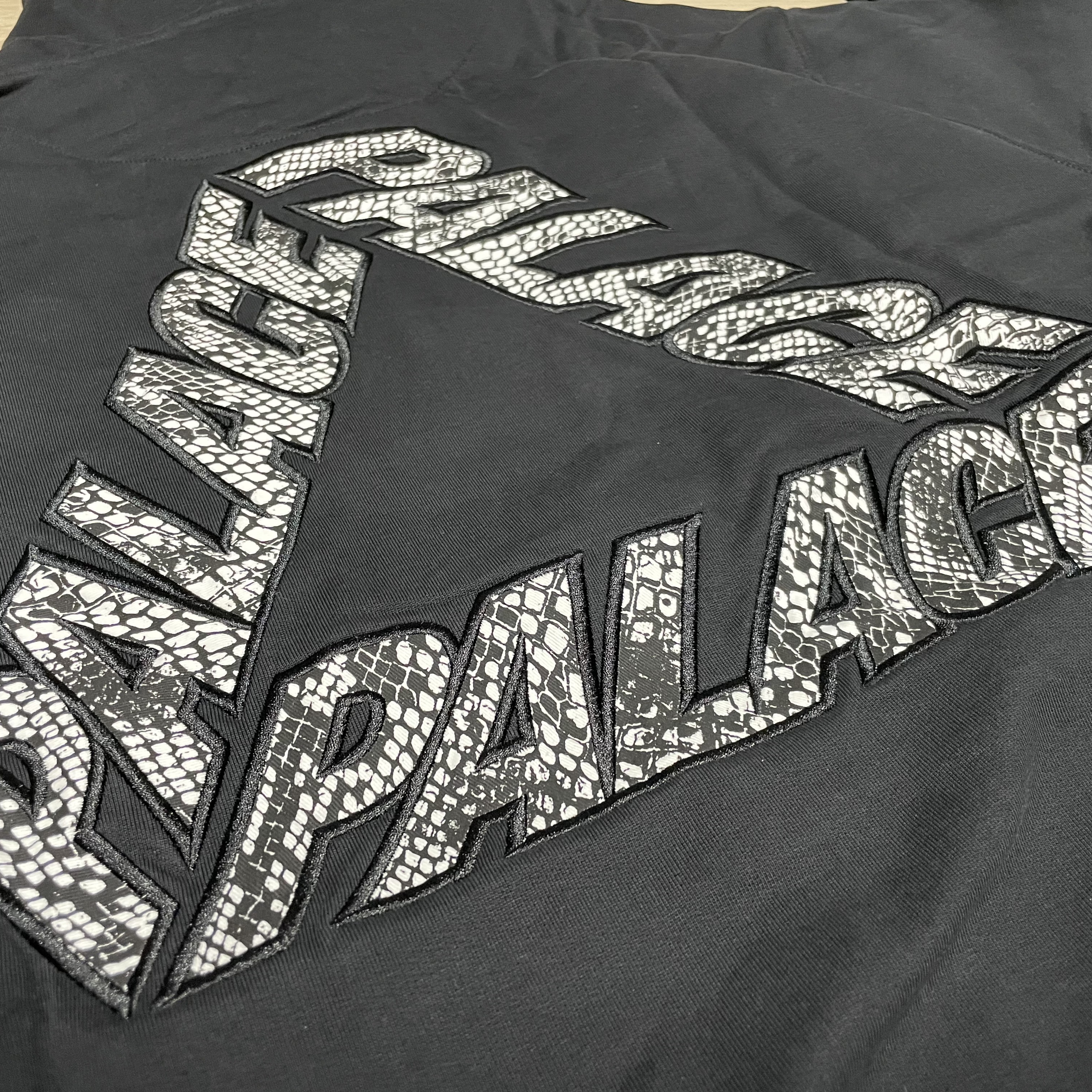 Palace P-3 Snake Applique Hood Black - 23SS 착용 스타일 - 2