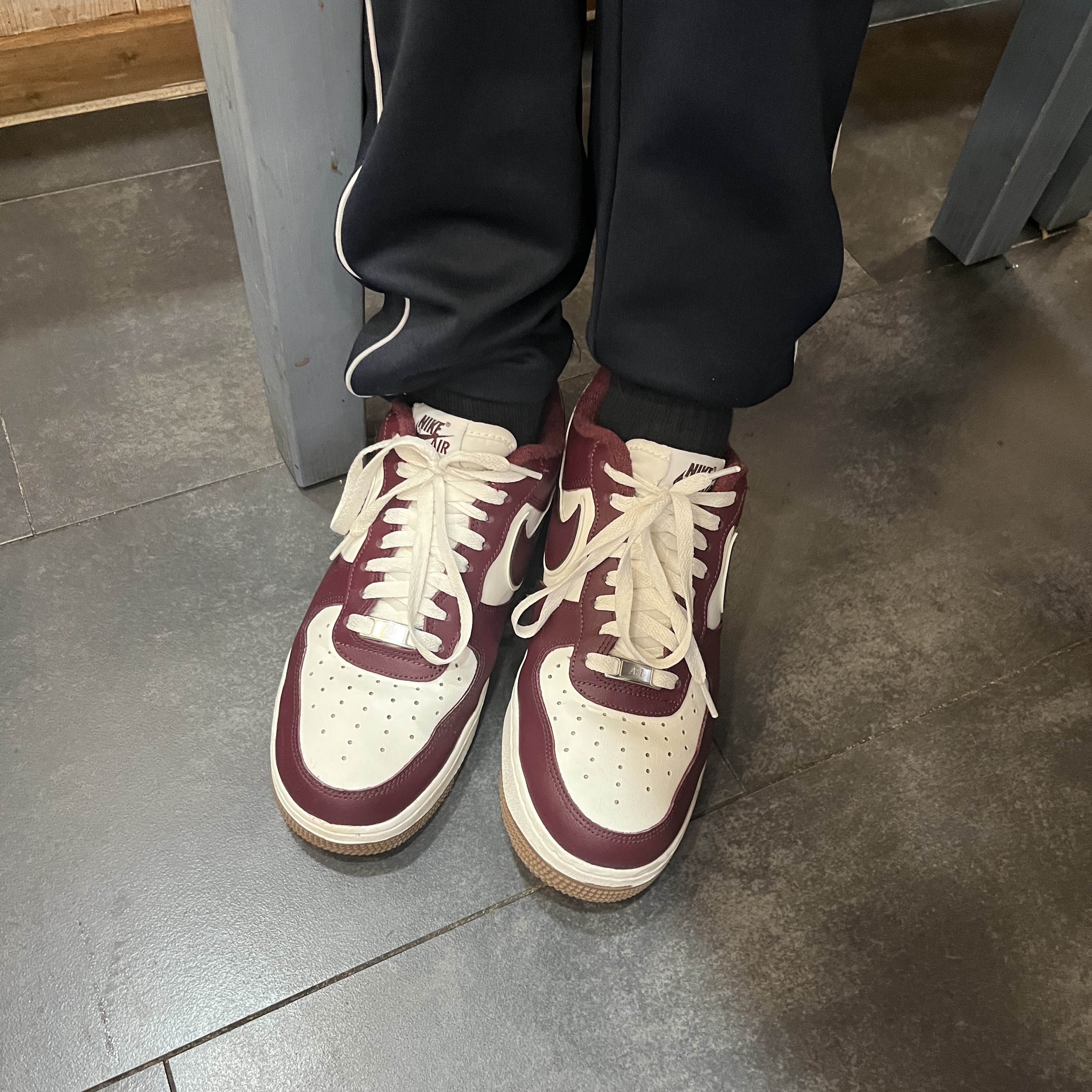 Nike Air Force 1 '07 LV8 Night Maroon 착용 스타일