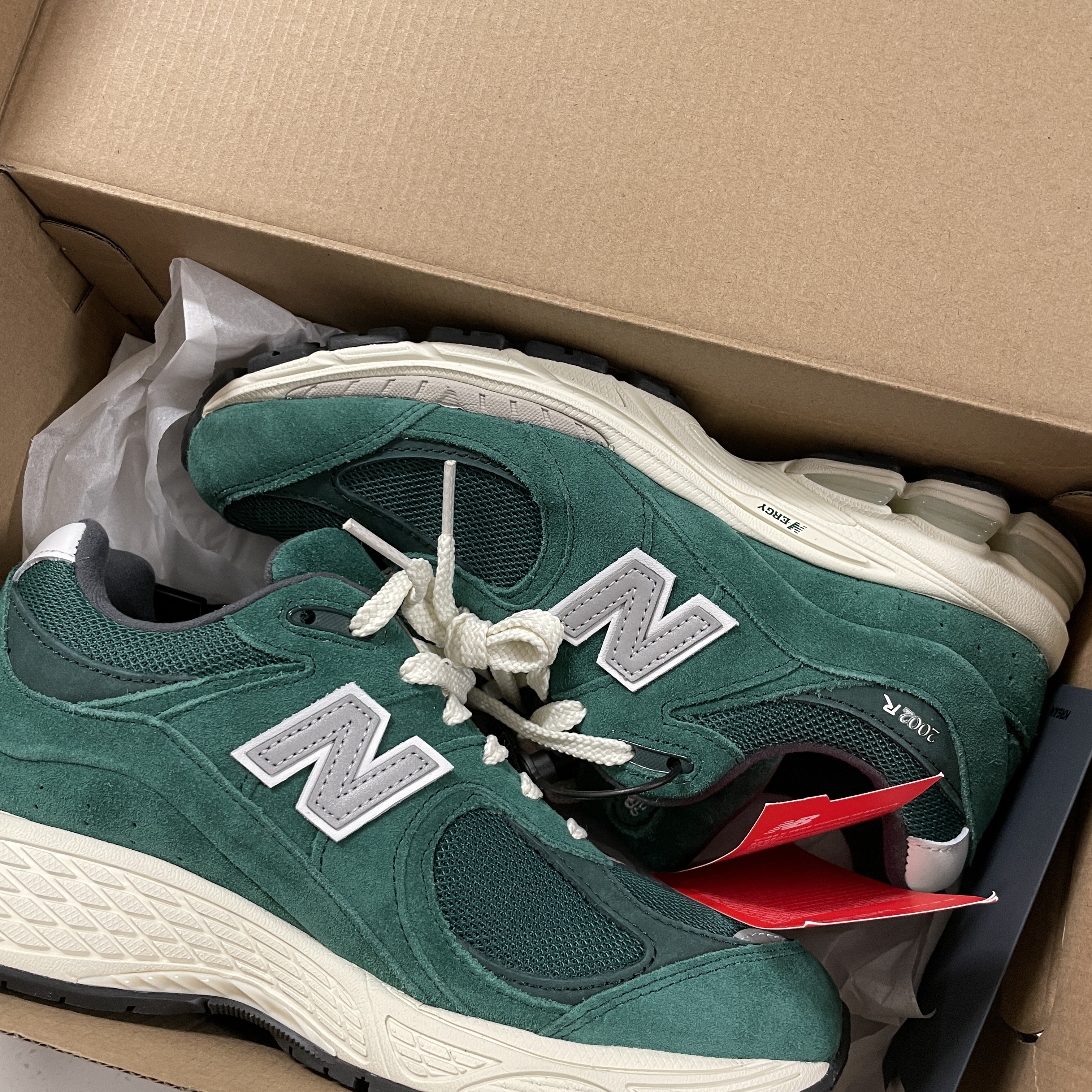 New Balance 2002R Nightwatch Green 착용 스타일 - 1