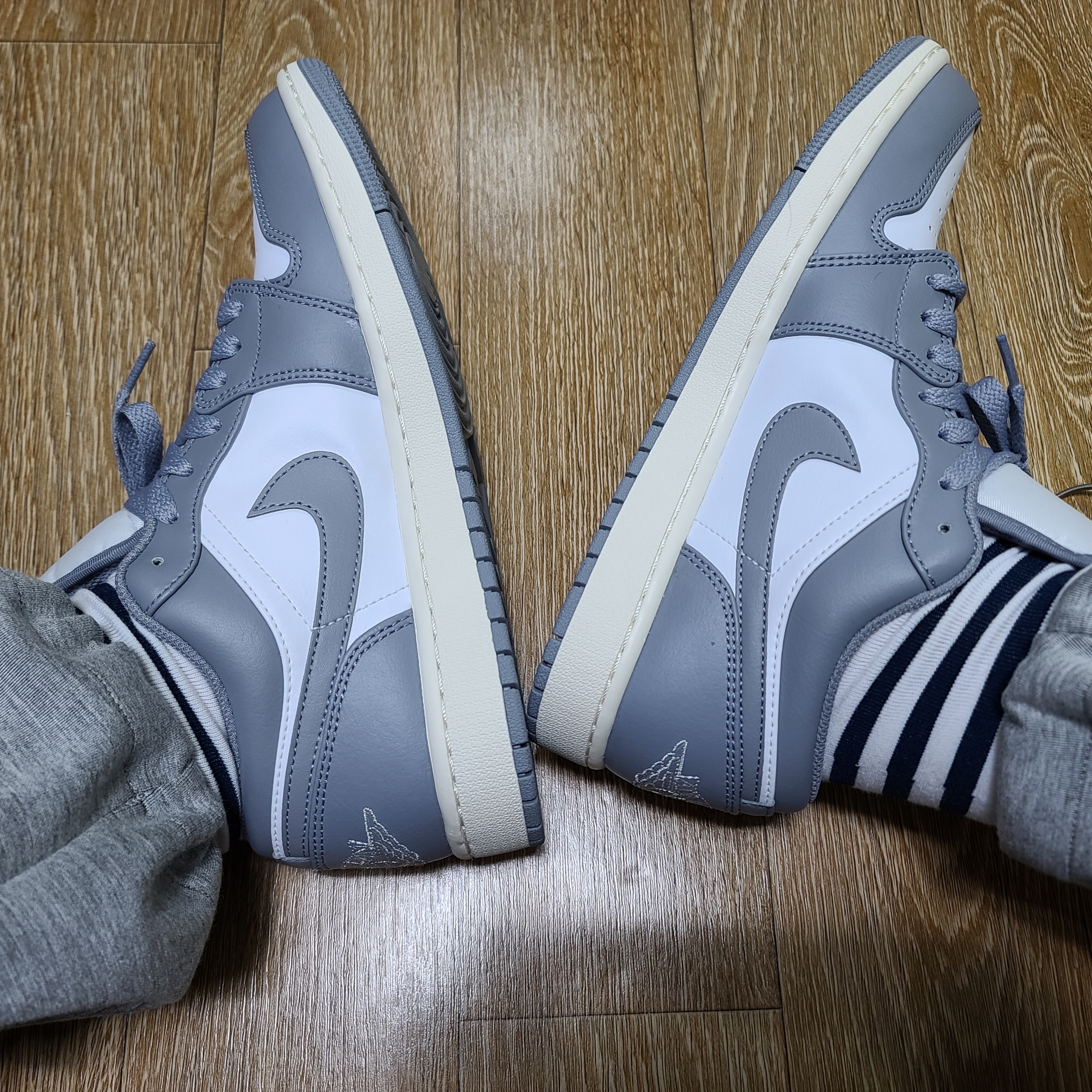 Jordan 1 Low Stealth and White 착용 스타일 - 3