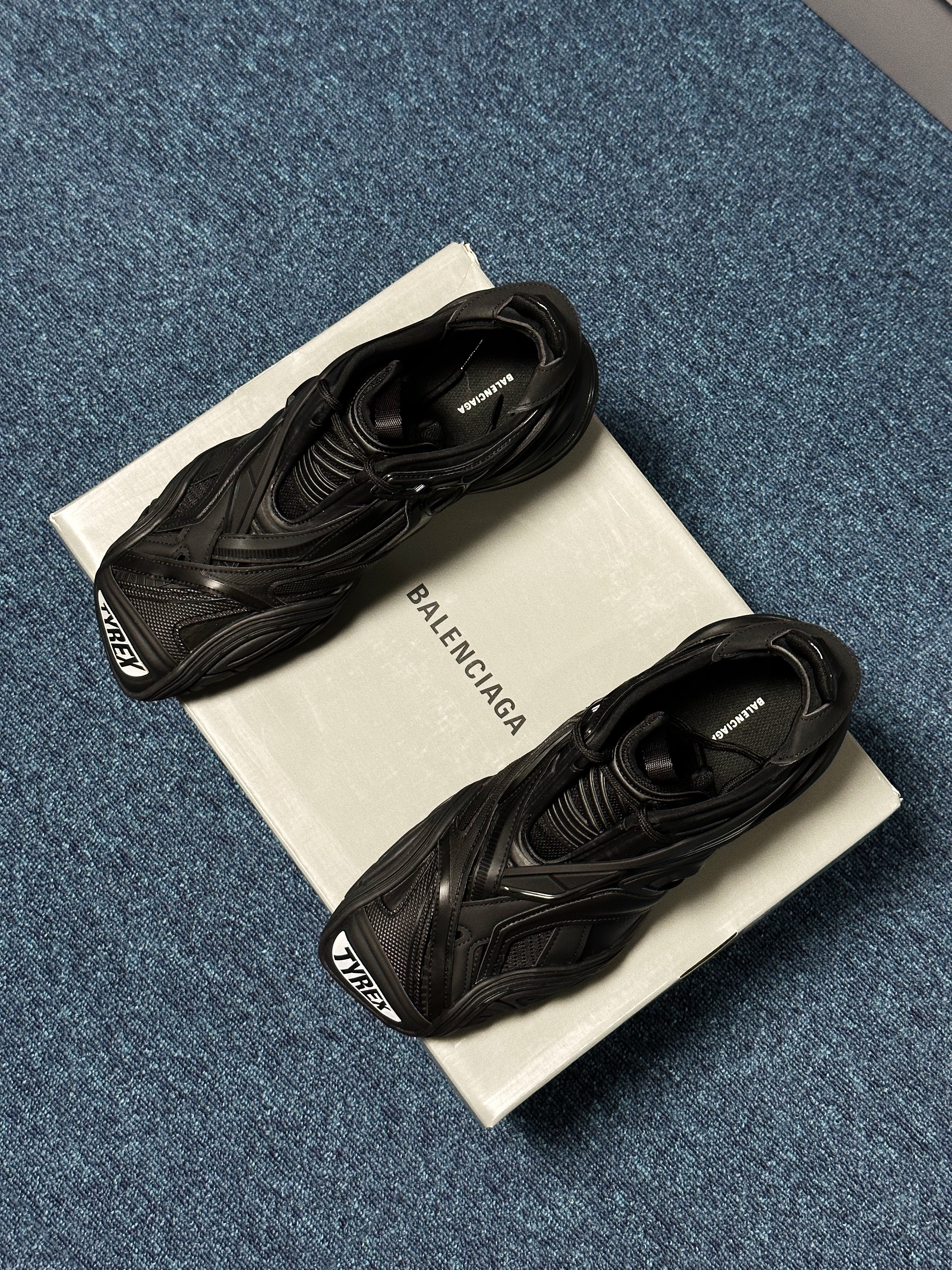 Balenciaga Tyrex Sneakers Black 착용 스타일 - 1