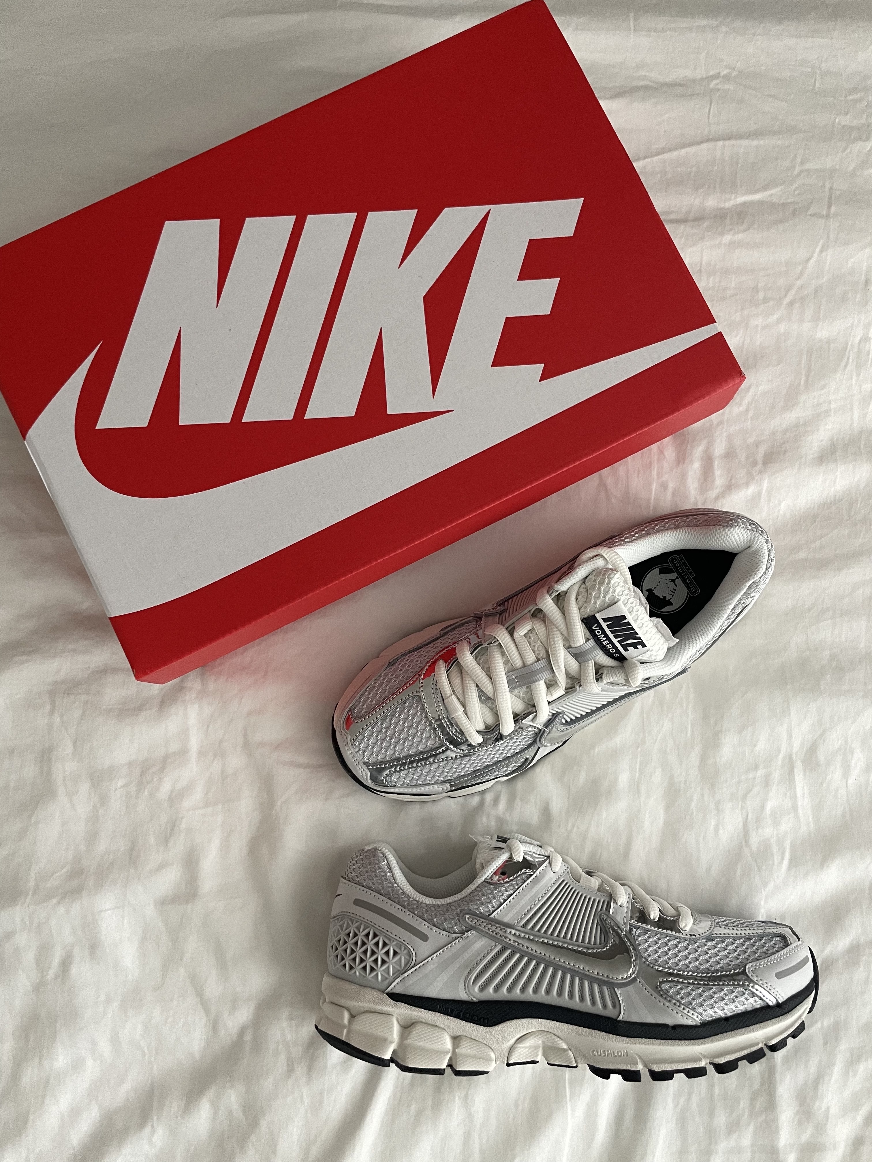 (W) Nike Zoom Vomero 5 Photon Dust and Metallic Silver ์ฐฉ์ฉ ์คํ์ผ - 1