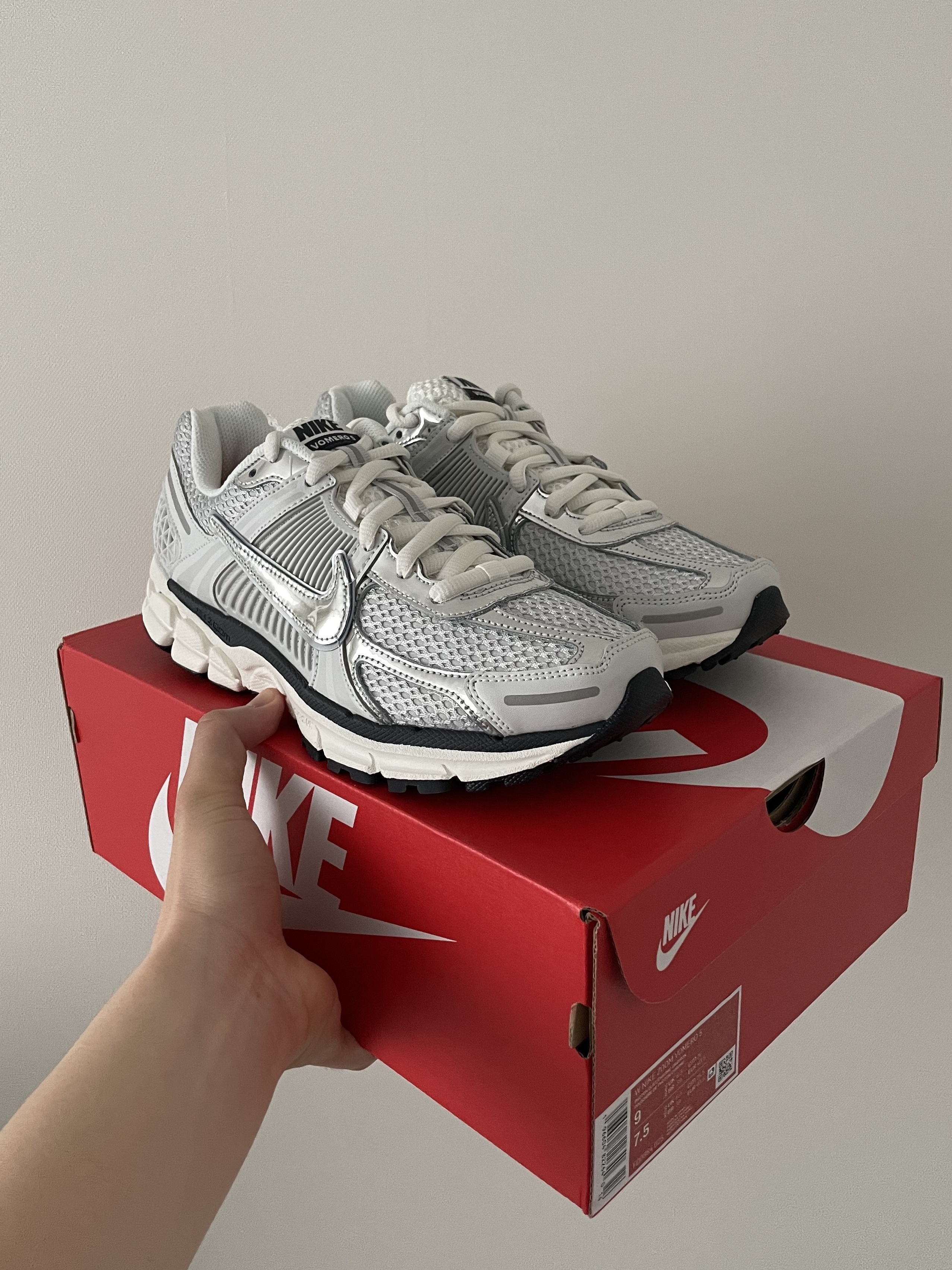 (W) Nike Zoom Vomero 5 Photon Dust and Metallic Silver ์ฐฉ์ฉ ์คํ์ผ - 3