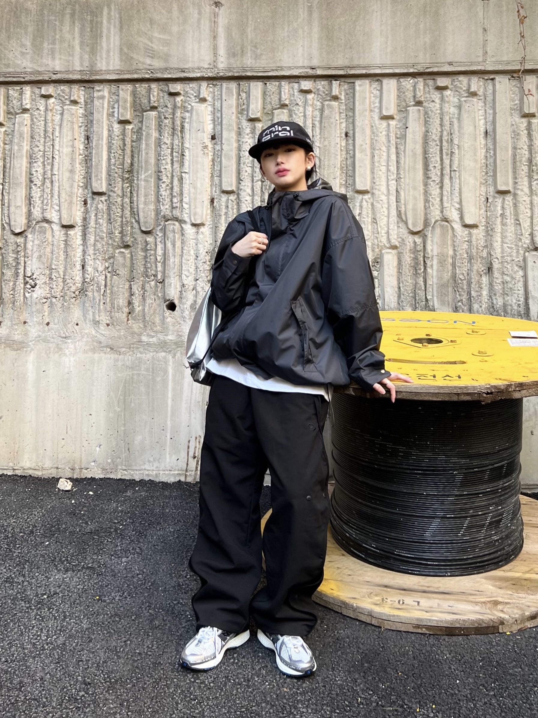 New Balance 1906R Silver Metallic, Sansan Gear Wave Pants Black - 22FW 착용 스타일 - 3