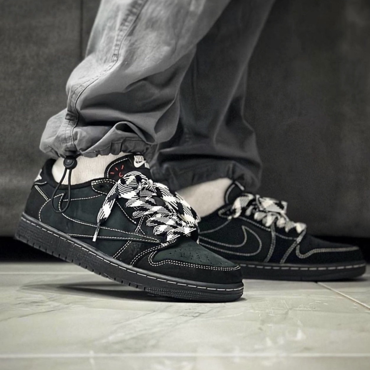 Jordan 1 x Travis Scott Retro Low OG SP Black Phantom 착용 스타일 - 4
