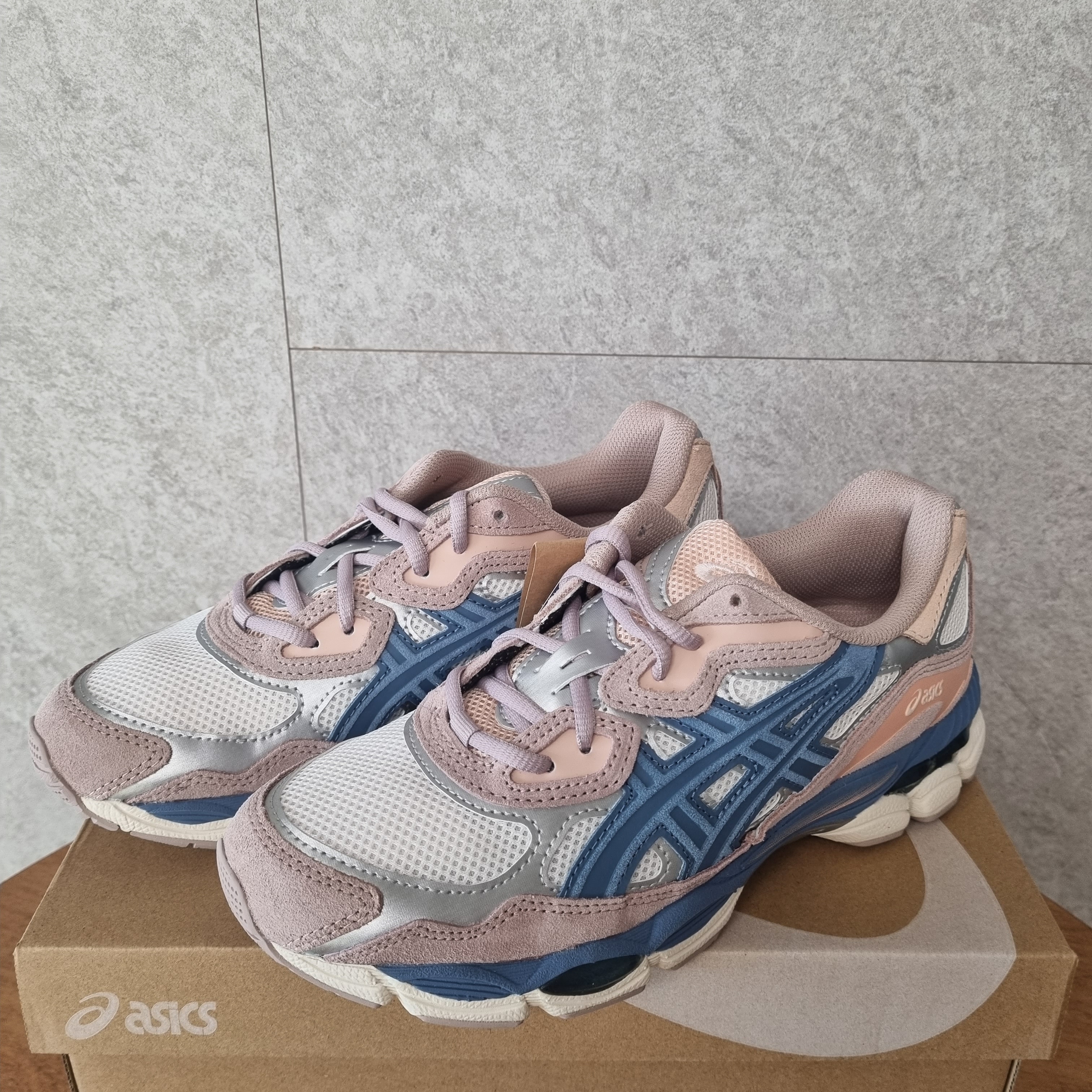 (W) Asics Gel-NYC Cream Grey Floss 착용 스타일 - 1