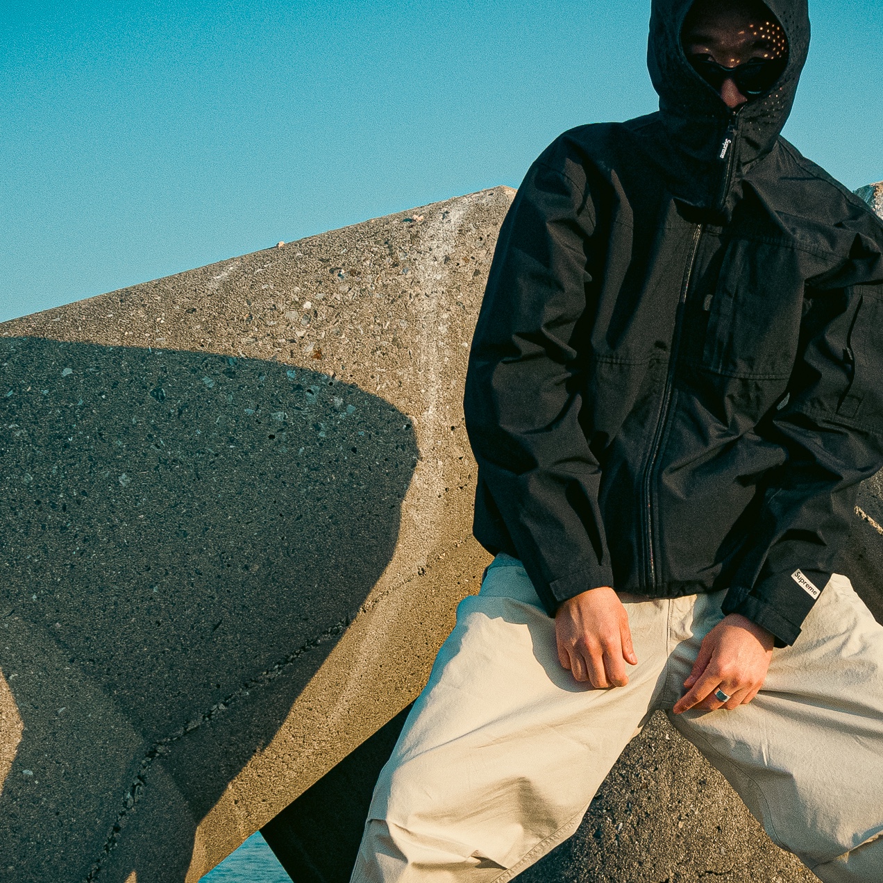 Supreme Full Zip Facemask Jacket Black - 22SS, Balenciaga Swift Oval Sunglasses Black 착용 스타일 - 3