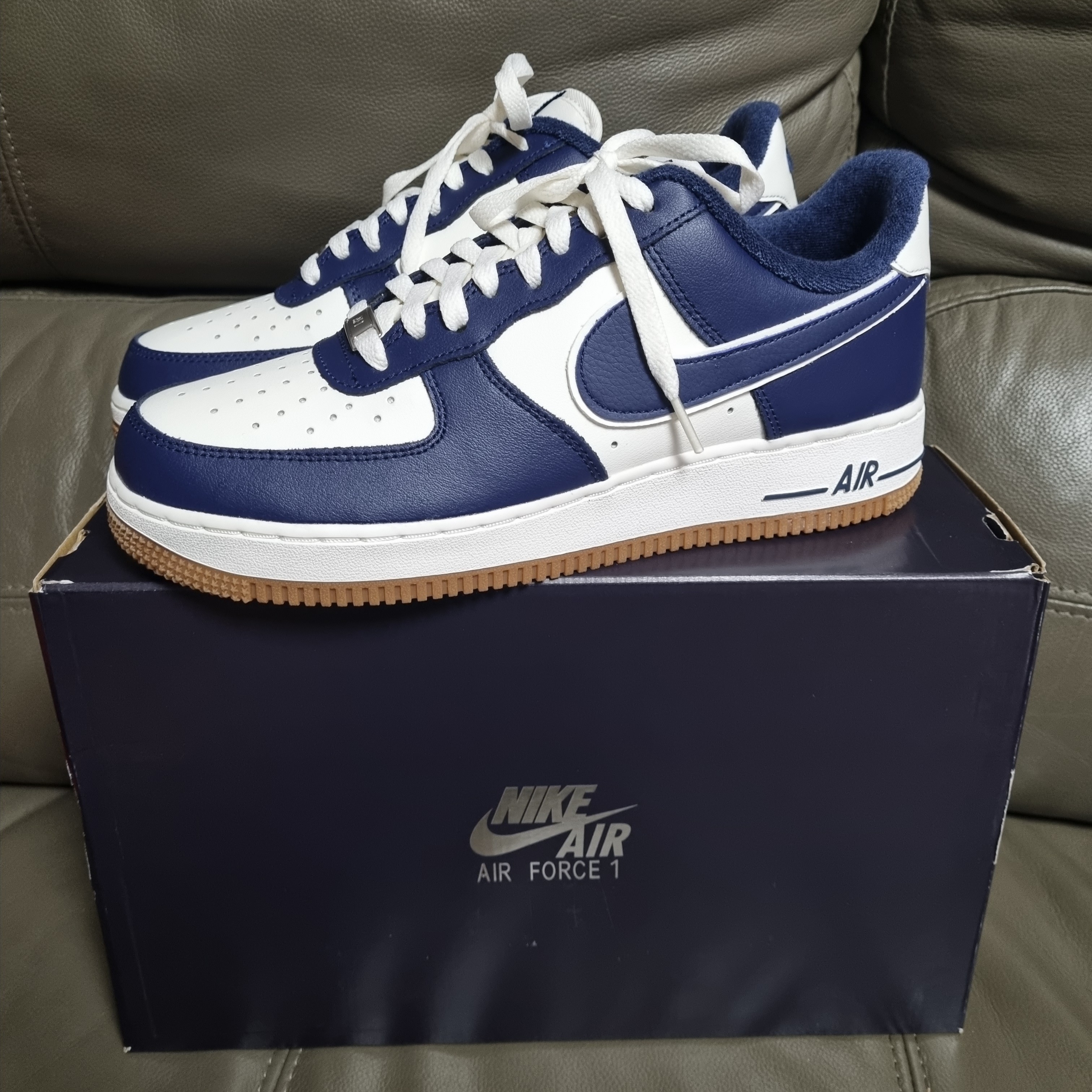 Nike Air Force 1 '07 LV8 Midnight Navy 착용 스타일