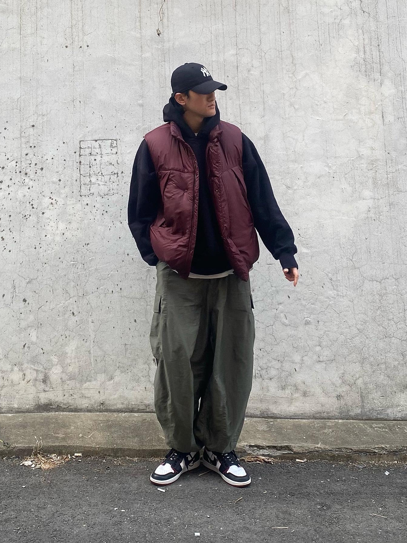 Jordan 1 Retro High OG Bloodline, Yeezy Gap Hoodie Black 착용 스타일 - 2