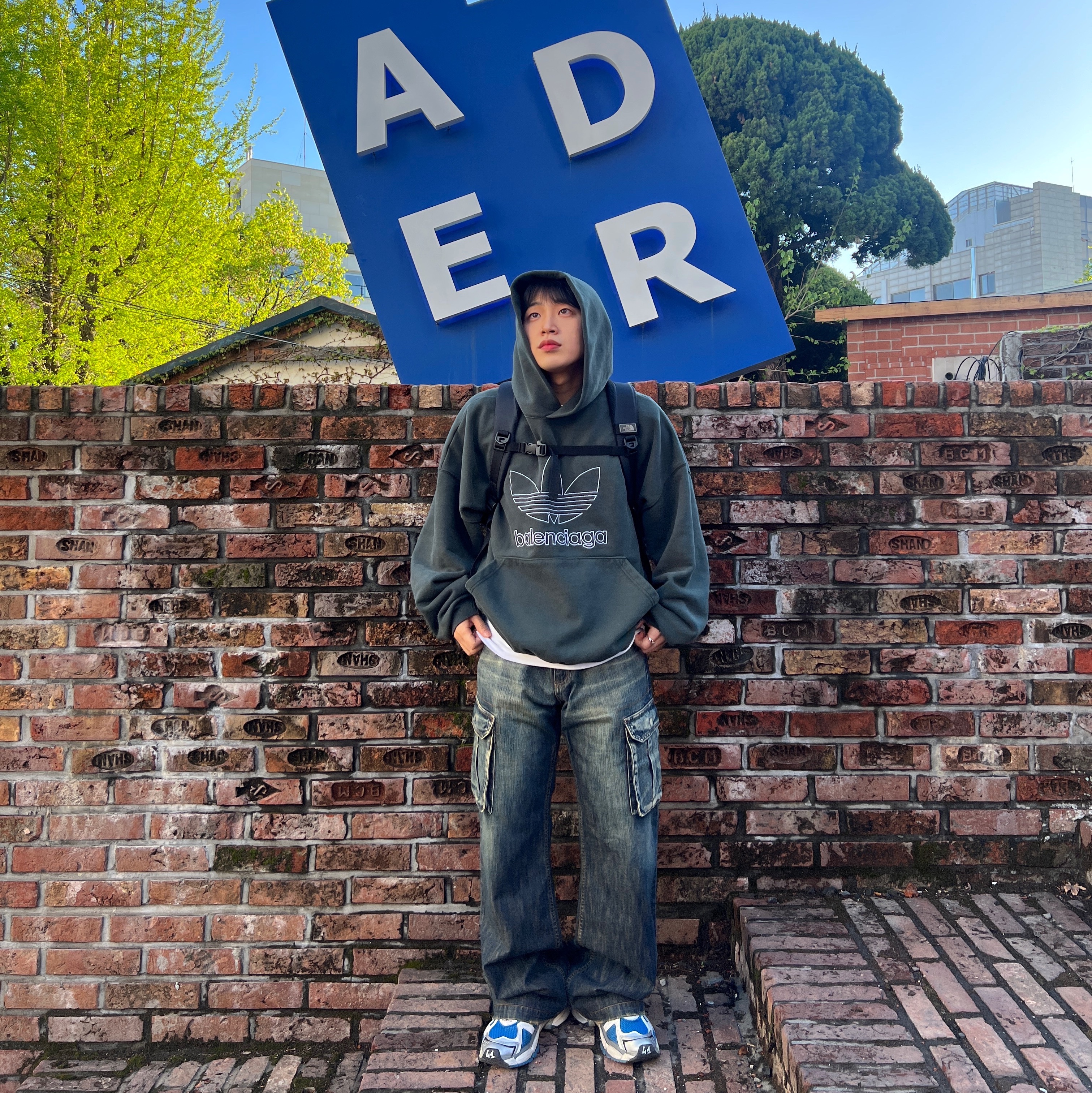 Balenciaga Runner Sneakers Blue White, Balenciaga x Adidas Heavyweight Fleece Oversized Hoodie Green 착용 스타일 - 2