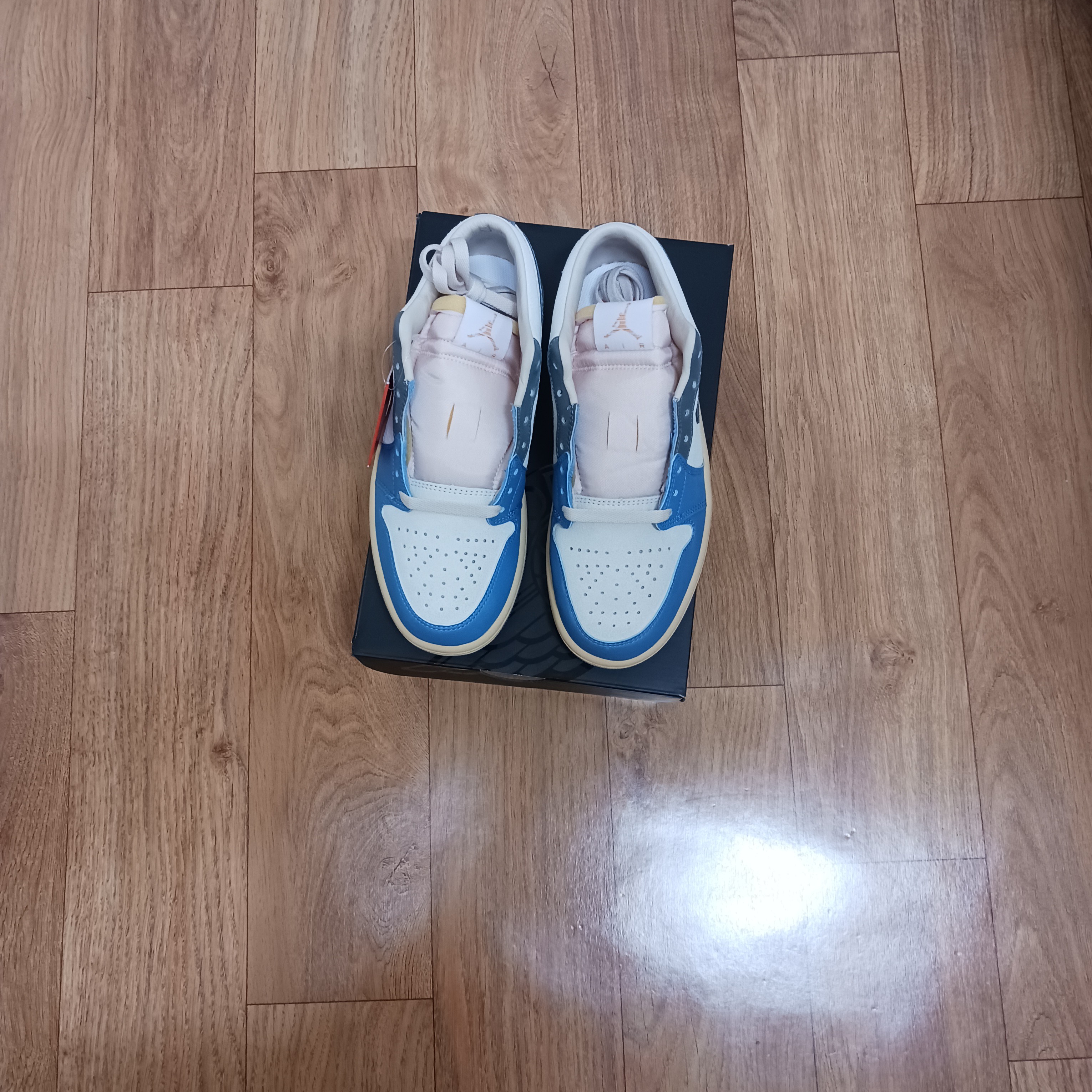 Jordan 1 Low SE Tokyo 96, Converse x Fear of God Essentials Skid Grip Hi 착용 스타일 - 2
