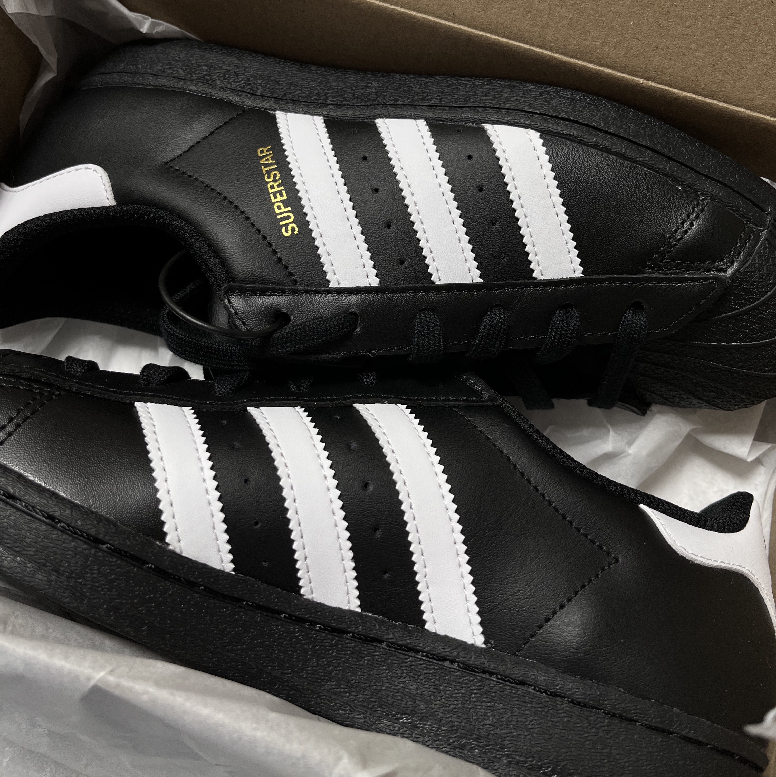 Adidas Superstar Core Black White 착용 스타일 - 1