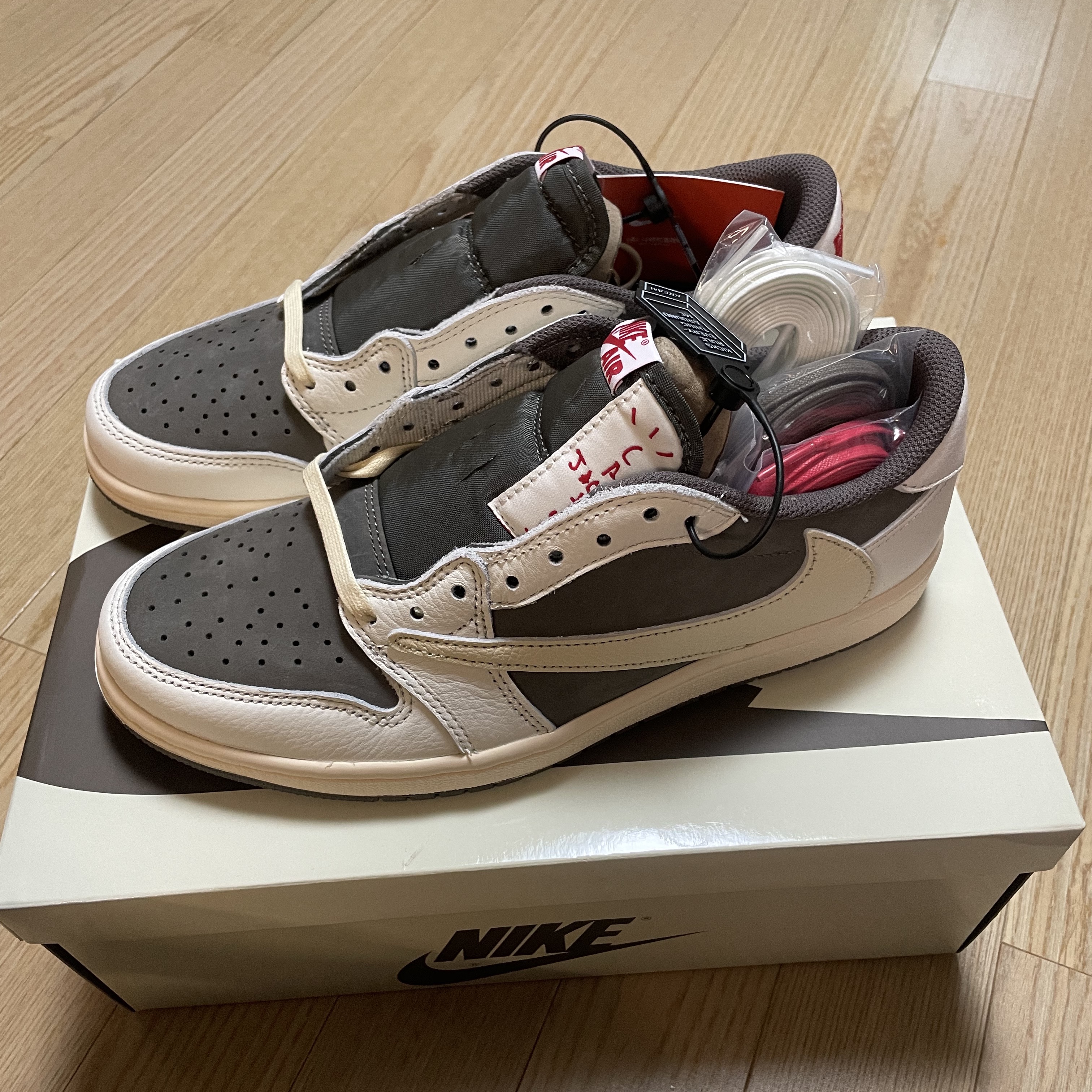Jordan 1 x Travis Scott Retro Low OG SP Sail and Ridgerock 착용 스타일 - 1