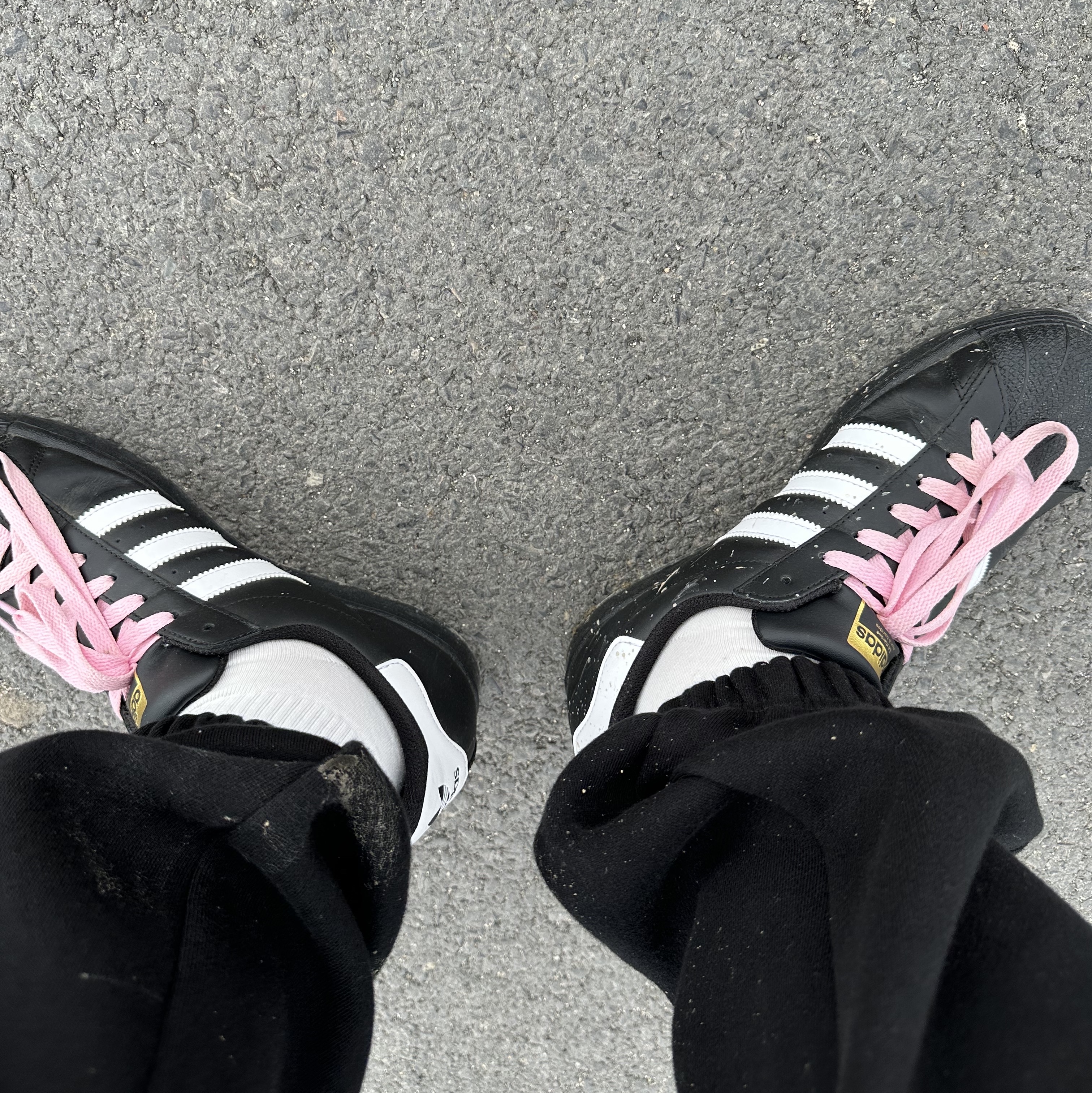 Adidas Superstar Core Black White 착용 스타일