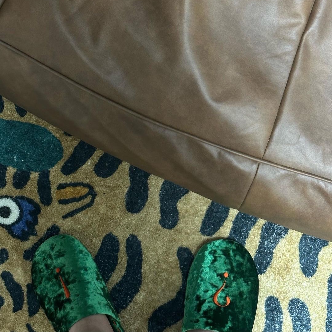 Say Touche Velvet Room Shoes Green 착용 스타일